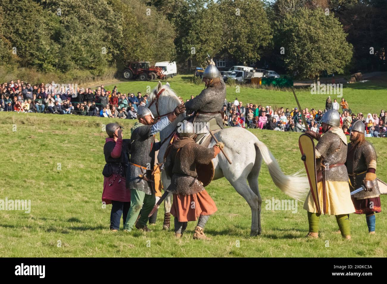 England, East Sussex, Battle, das jährliche Oktober Battle of Hastings Re-enactment Festival, englische und normannische Fußsoldaten kämpfen Stockfoto