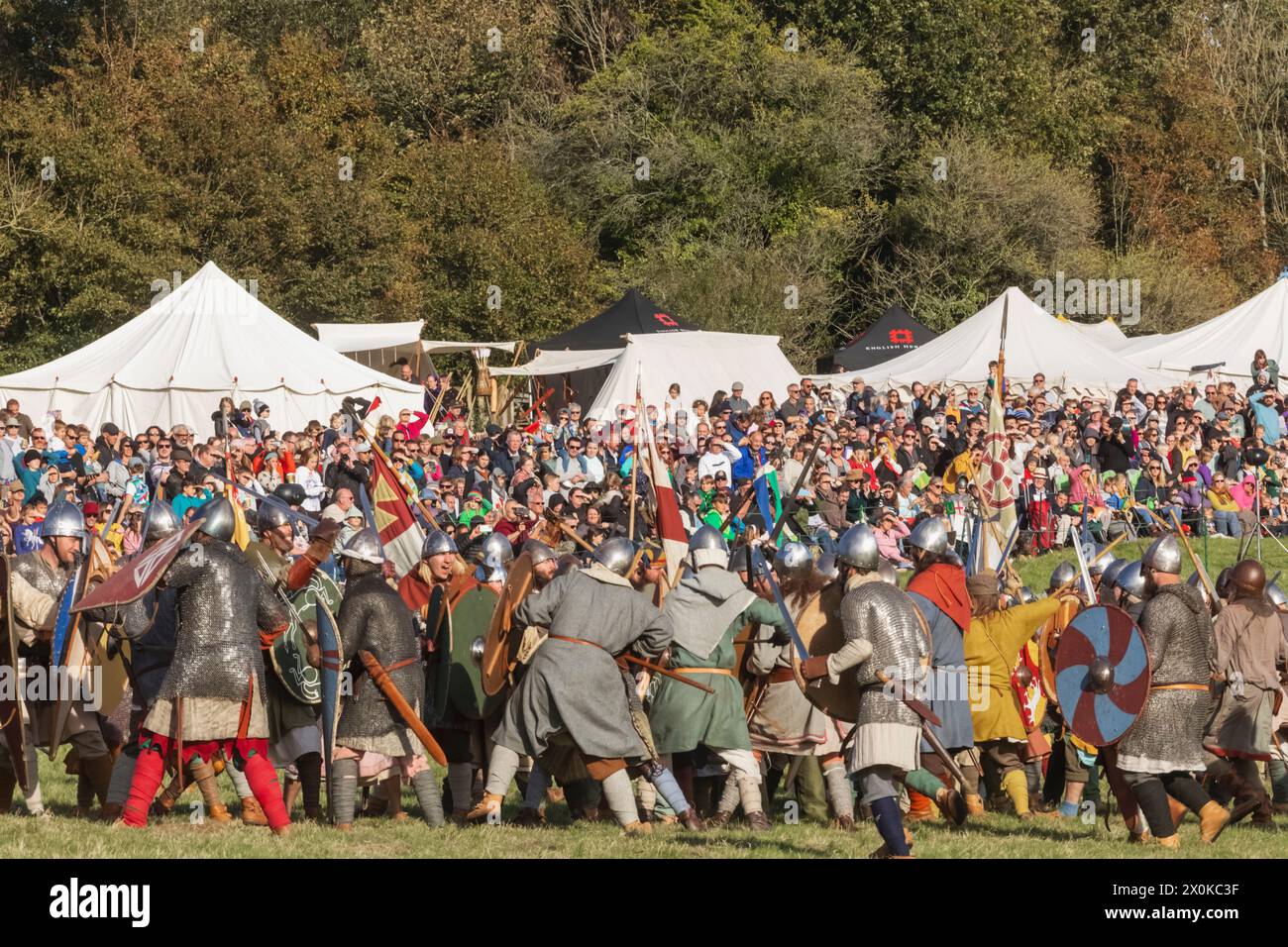 England, East Sussex, Battle, das jährliche Oktober Battle of Hastings Re-enactment Festival, eine Kampfszene, die die normannische Armee im Kampf gegen die englische Armee zeigt Stockfoto