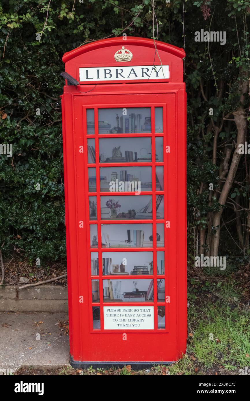 England, Kent, Cowden Village, traditionelle rote Telefonbox, umgewandelt in Mini Library Stockfoto