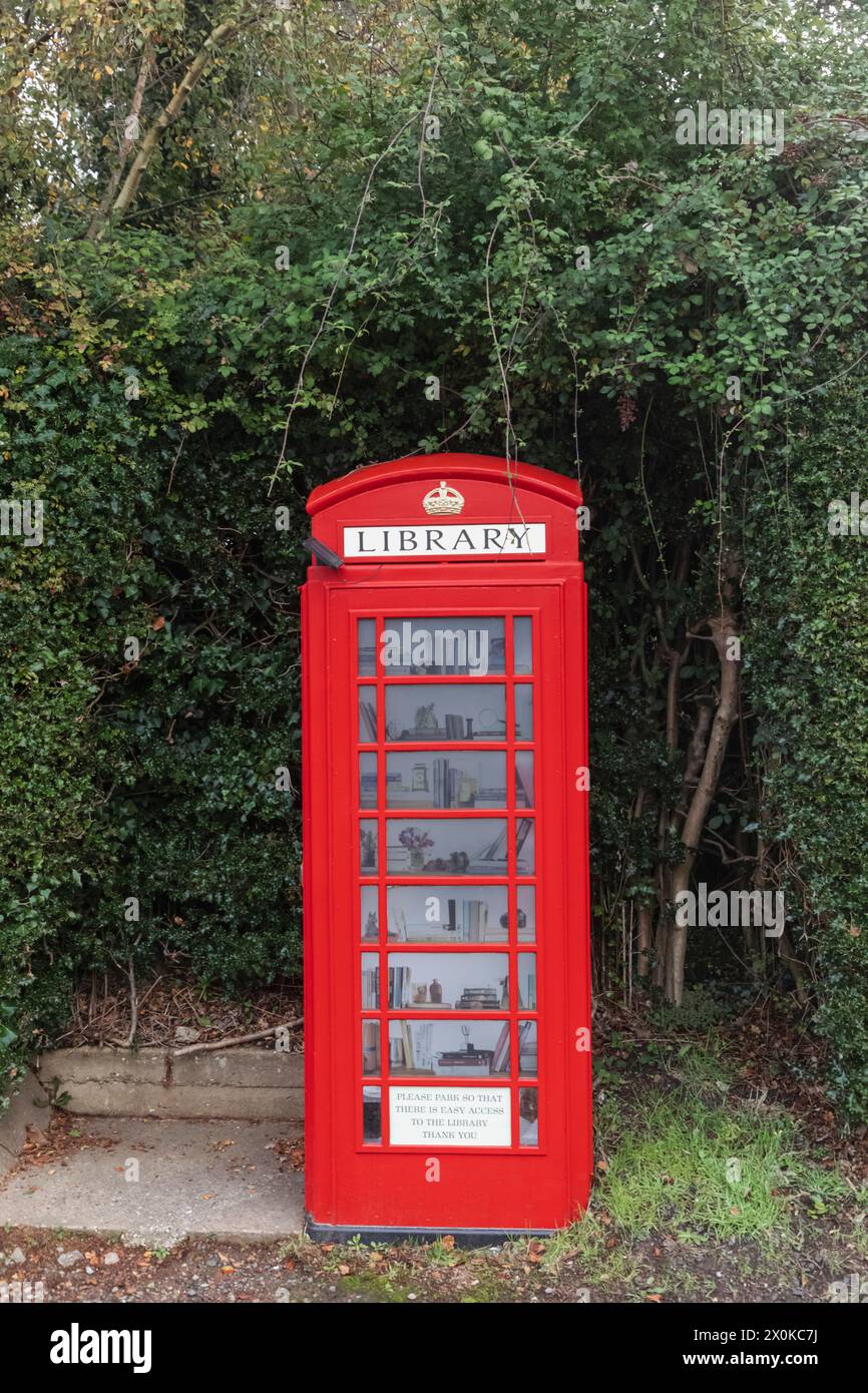 England, Kent, Cowden Village, traditionelle rote Telefonbox, umgewandelt in Mini Library Stockfoto