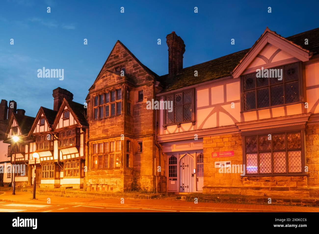 England, West Sussex, East Grinstead, Straßenszene mit Gebäuden aus der Tudor-Ära Stockfoto