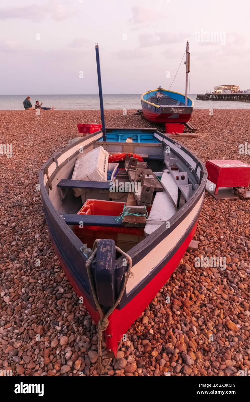 England, West Sussex, Worthing, Beach und Pier Stockfoto