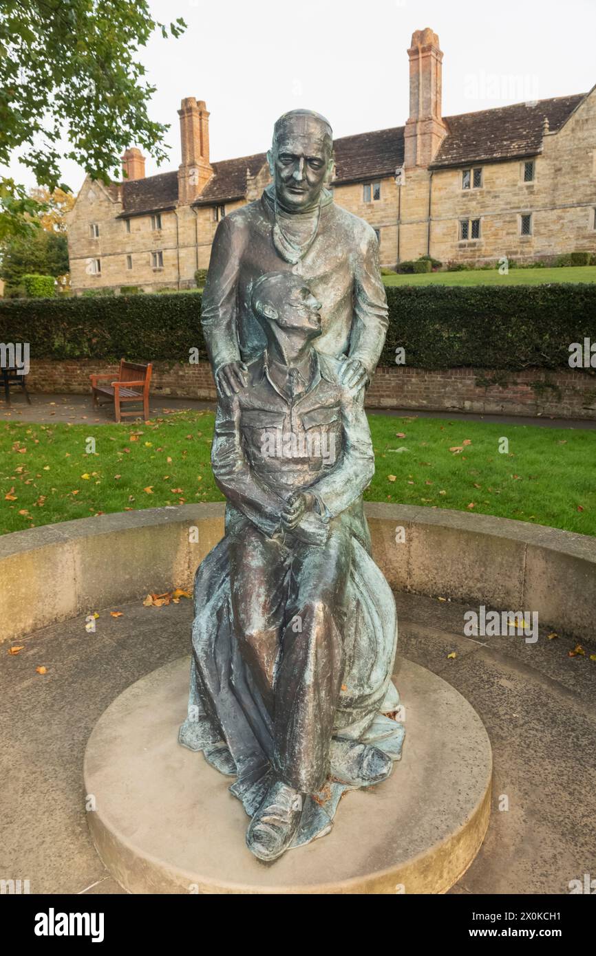 England, West Sussex, East Grinstead, Sir Archibald McIndoe Statue Stockfoto