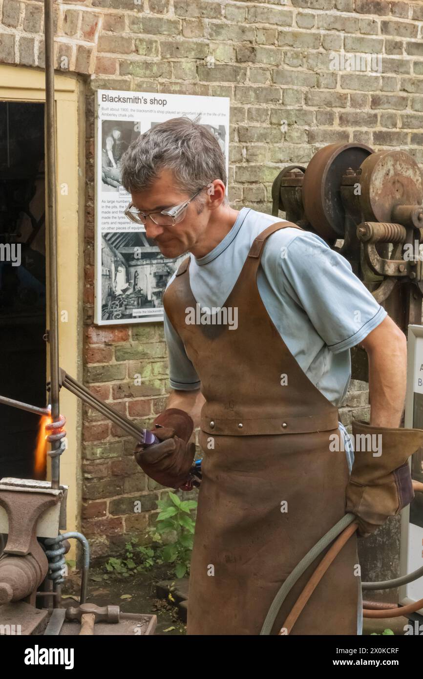 England, West Sussex, Arundel, Amberley Museum and Heritage Centre, Schmied at Work Welding Stockfoto