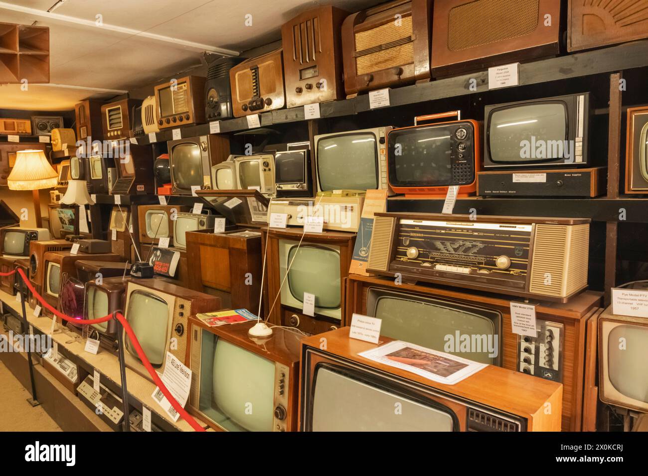 England, West Sussex, Arundel, Amberley Museum und Heritage Centre, Ausstellung von Vintage-Fernsehern und Radios Stockfoto
