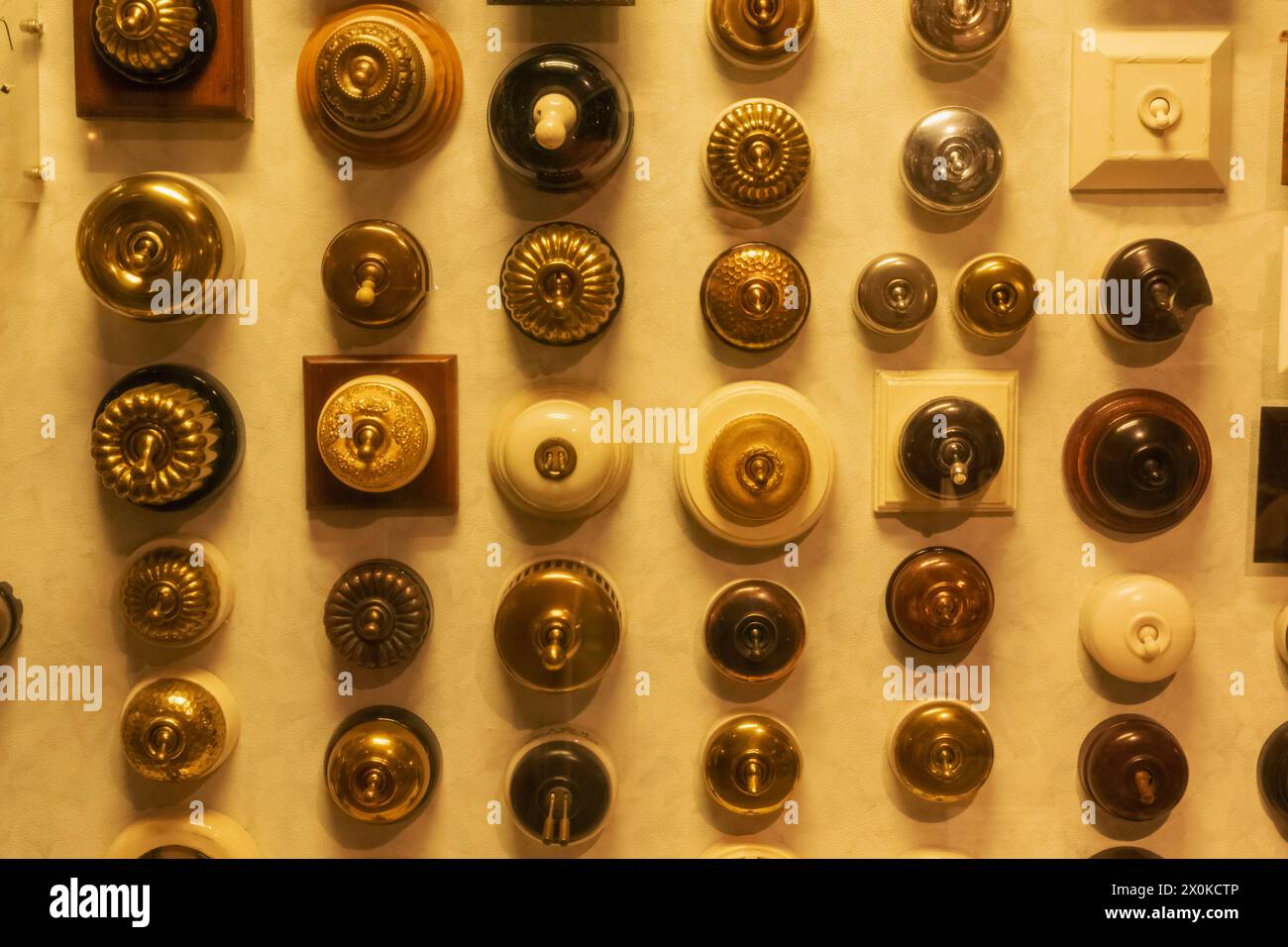 England, West Sussex, Arundel, Amberley Museum and Heritage Centre, Ausstellung von Vintage-Lichtschaltern Stockfoto