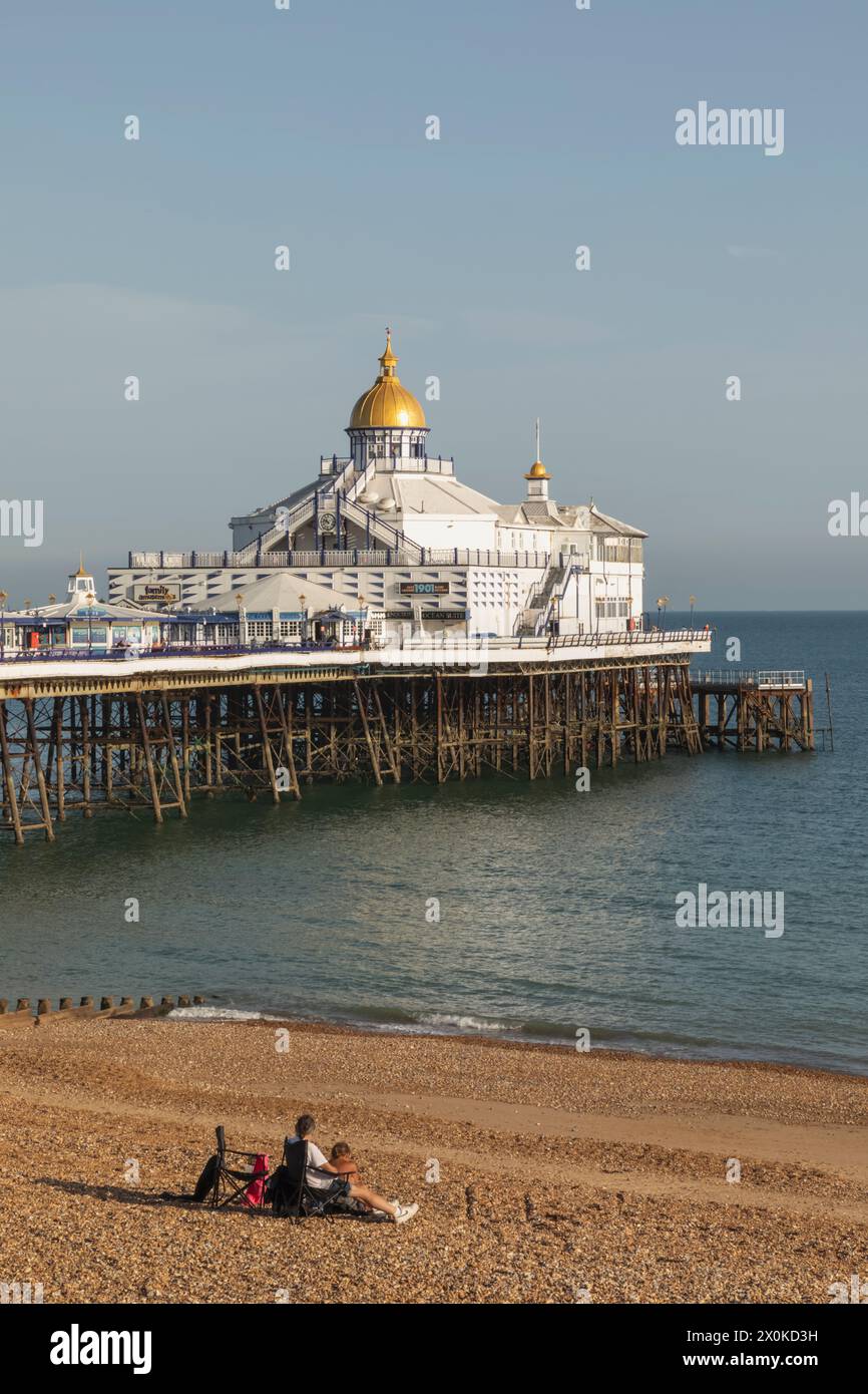 England, East Sussex, Eastbourne, Tagesblick auf Eastbourne Pier und Strand Stockfoto