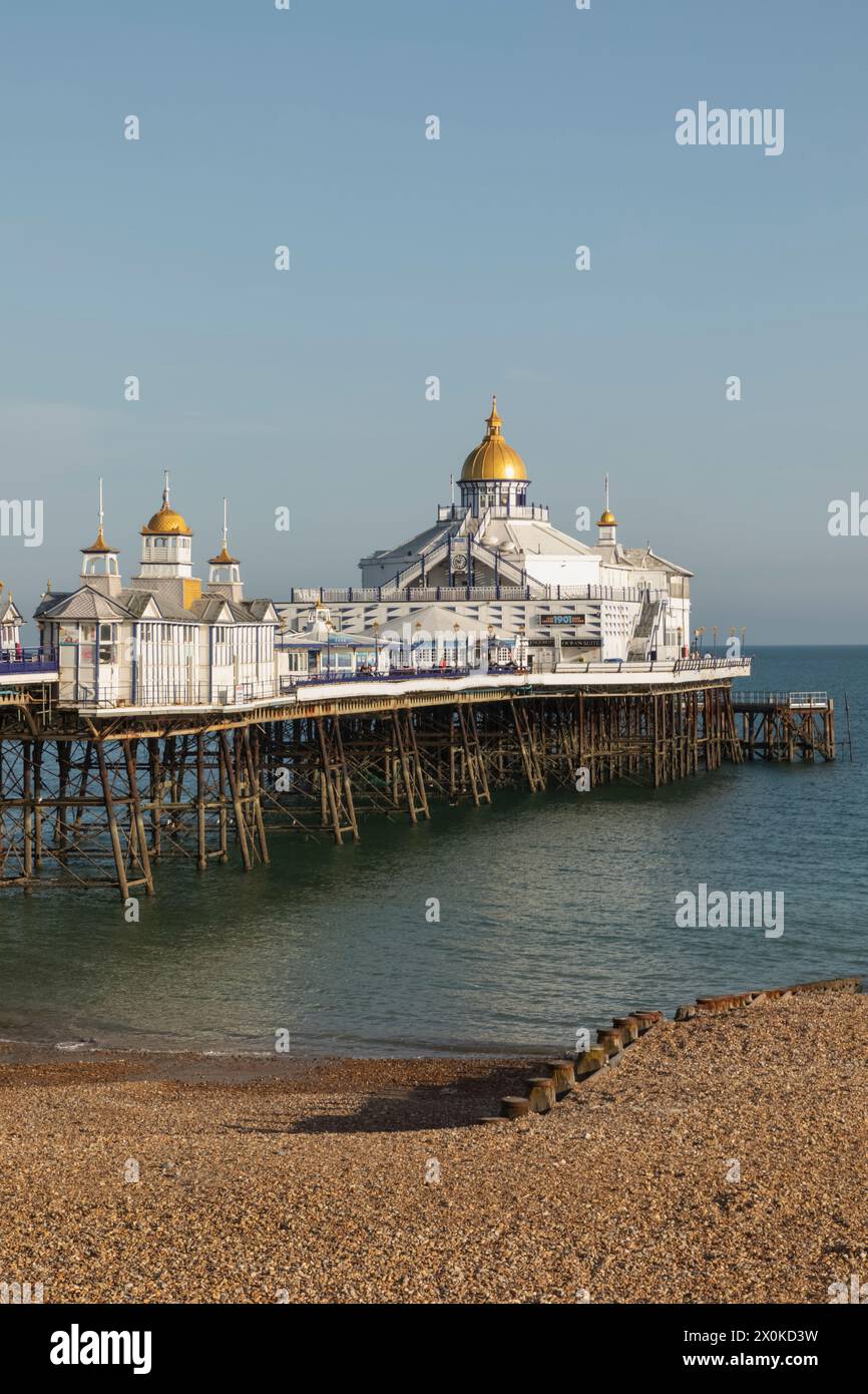 England, East Sussex, Eastbourne, Tagesblick auf Eastbourne Pier und Strand Stockfoto