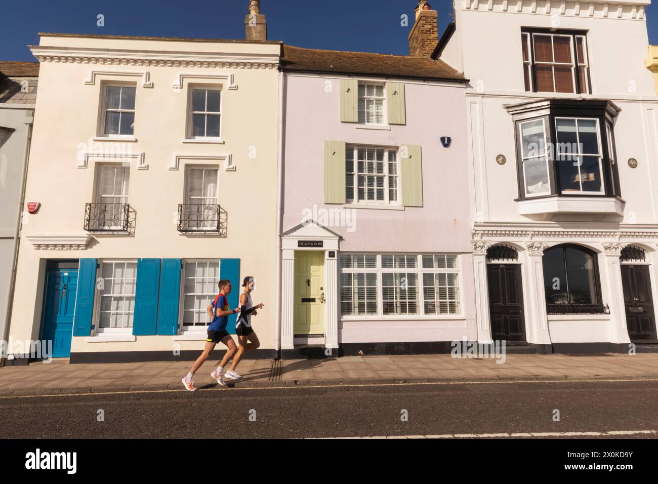 England, Kent, Deal, Unterkünfte Am Meer, Mini-Marathon-Läufer Stockfoto