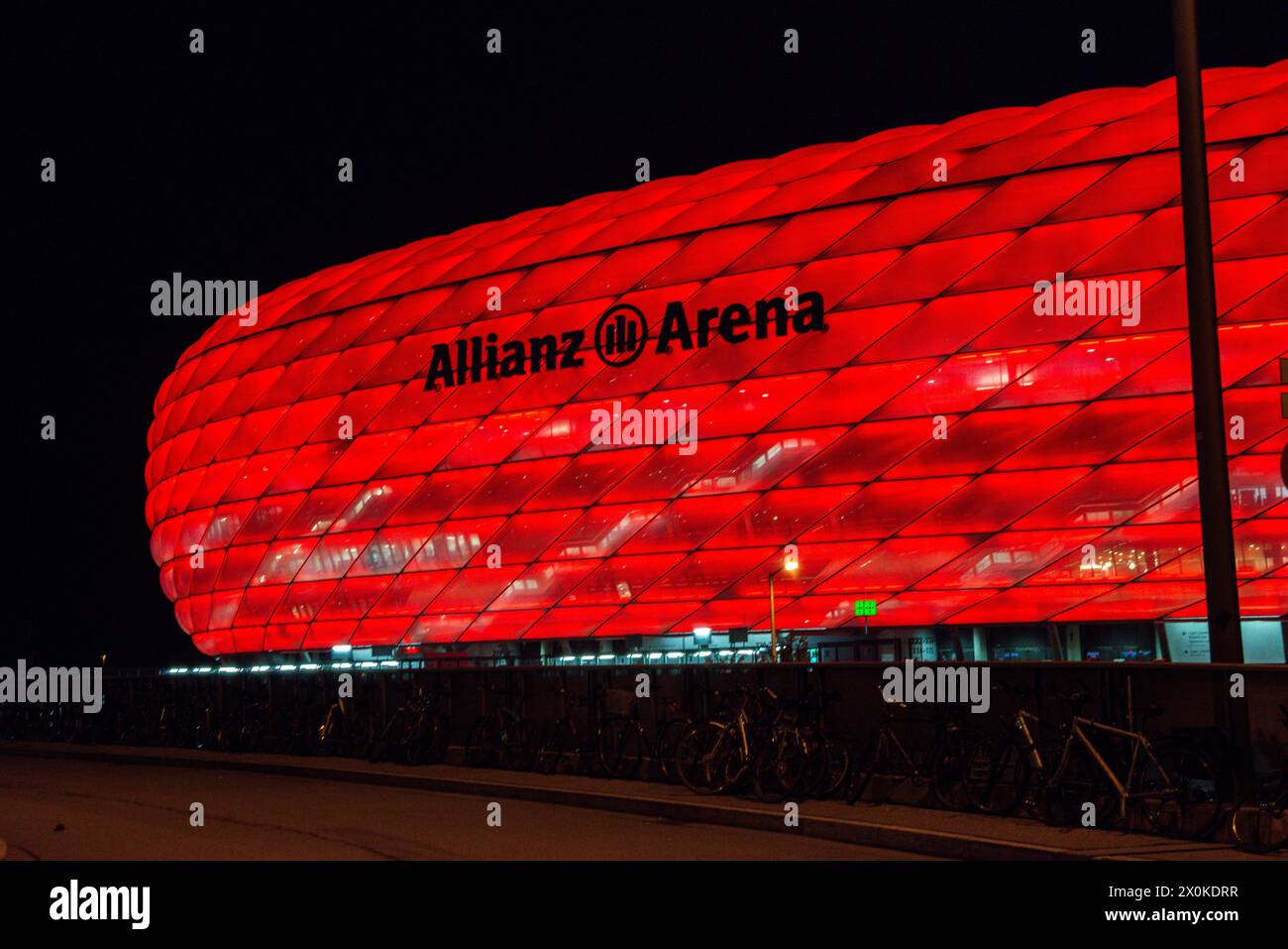 Allianz Arena, München, Fußballstadion, rot beleuchtet, nachts Stockfoto