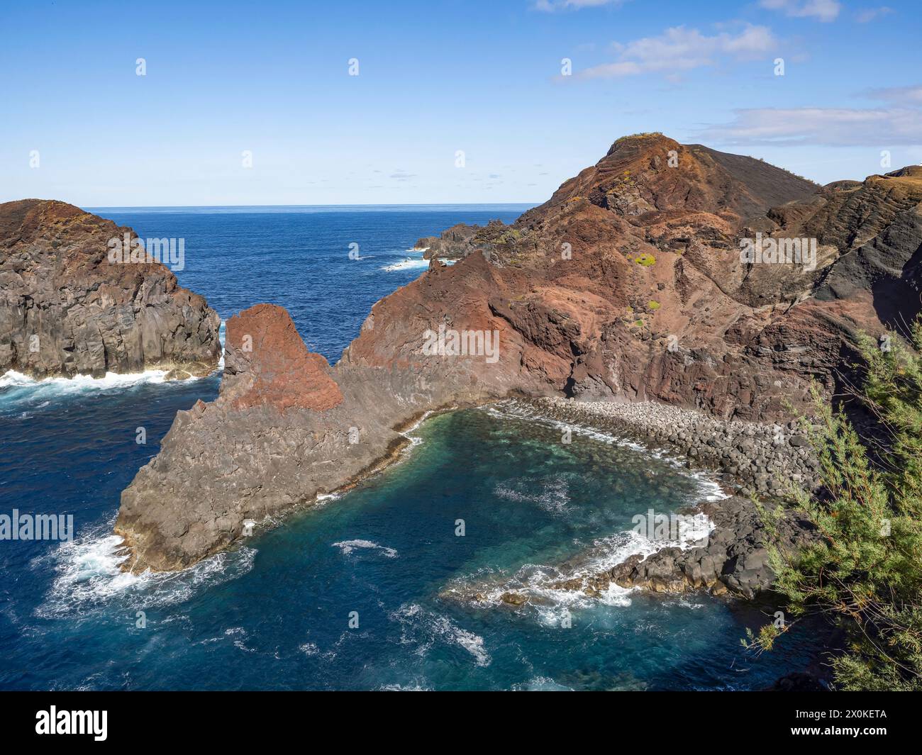 Azoren, Aussichtspunkt Barro Vermelho, Insel Graciosa, Portugal, Meereslandschaft, Atlantik-Archipel, Wasser, vulkanisches Gestein, Land und Meer Stockfoto