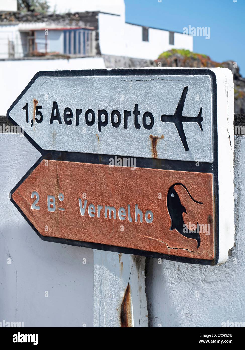 flughafen- und Angelverkehrsschilder, Azoren, Graciosa, Portugal, Santa Cruz da Graciosa, Wegbeschreibung, Gone Fishing Stockfoto