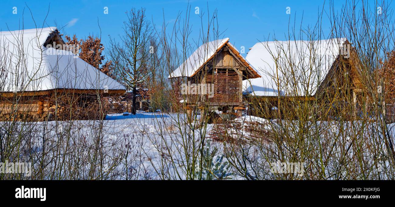 Europa, Deutschland, Hessen, Mittelhessen, Marburger Land, Winteratmosphäre auf der „Insel der Zeit“ im Archäologischen Freilichtmuseum Marburger Land in Weimar Stockfoto