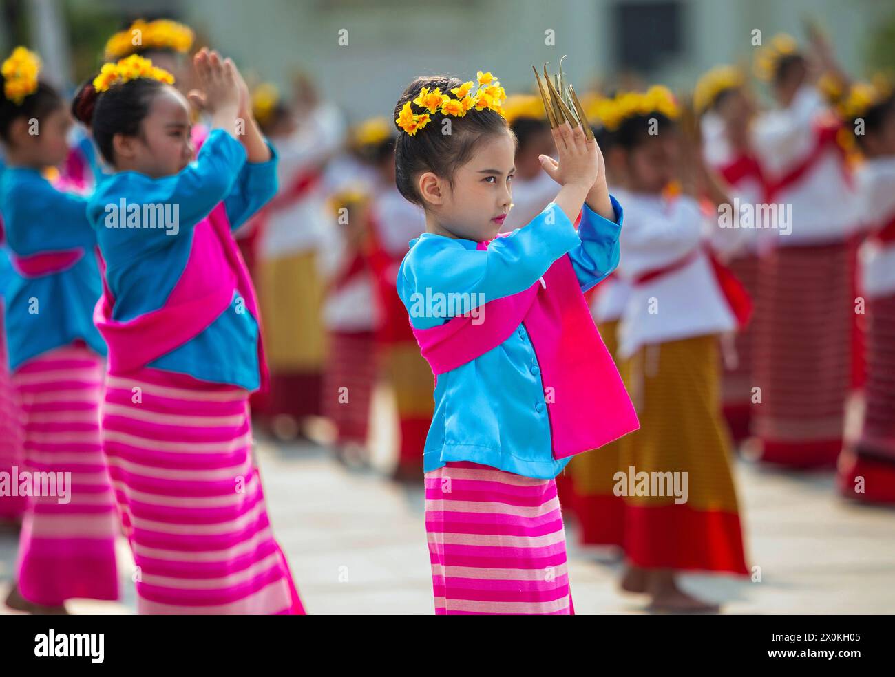 Chiang Mai, Thailand. April 2024. Ein Kind in traditionellen Kostümen spielt thailändischen Lanna-Tanz während der Feierlichkeiten zum 728. Jahrestag der Stadt Chiang Mai. Die Stadt Chiang Mai wurde am 12. April 1296 von den drei Königen König Mangrai, König Ngam Mueang und König RAM Khamhaeng gegründet. (Foto: Pongmanat Tasiri/SOPA Images/SIPA USA) Credit: SIPA USA/Alamy Live News Stockfoto