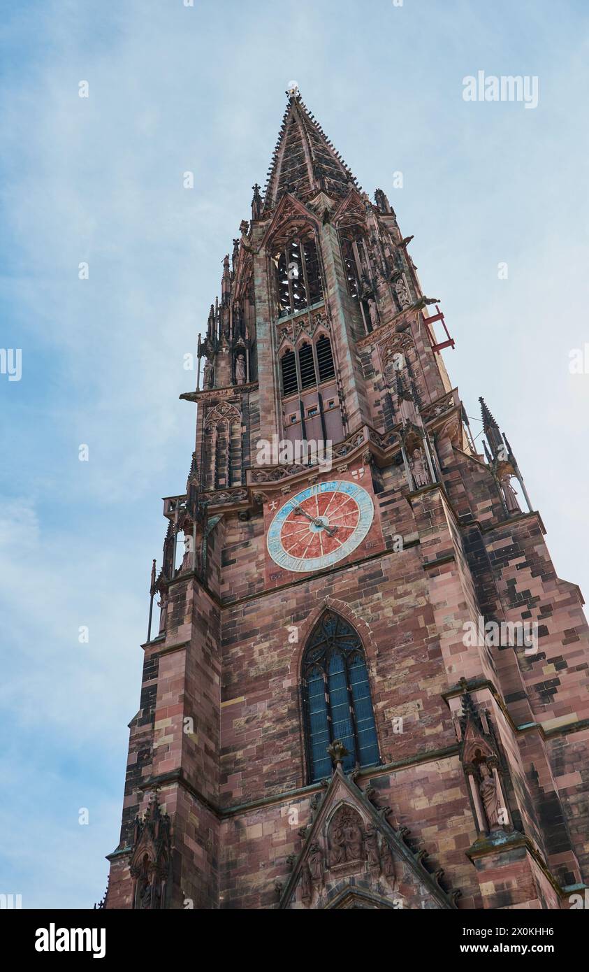 Der Kirchturm des Freiburger Münsters an einem sonnigen Tag, Deutschland Stockfoto