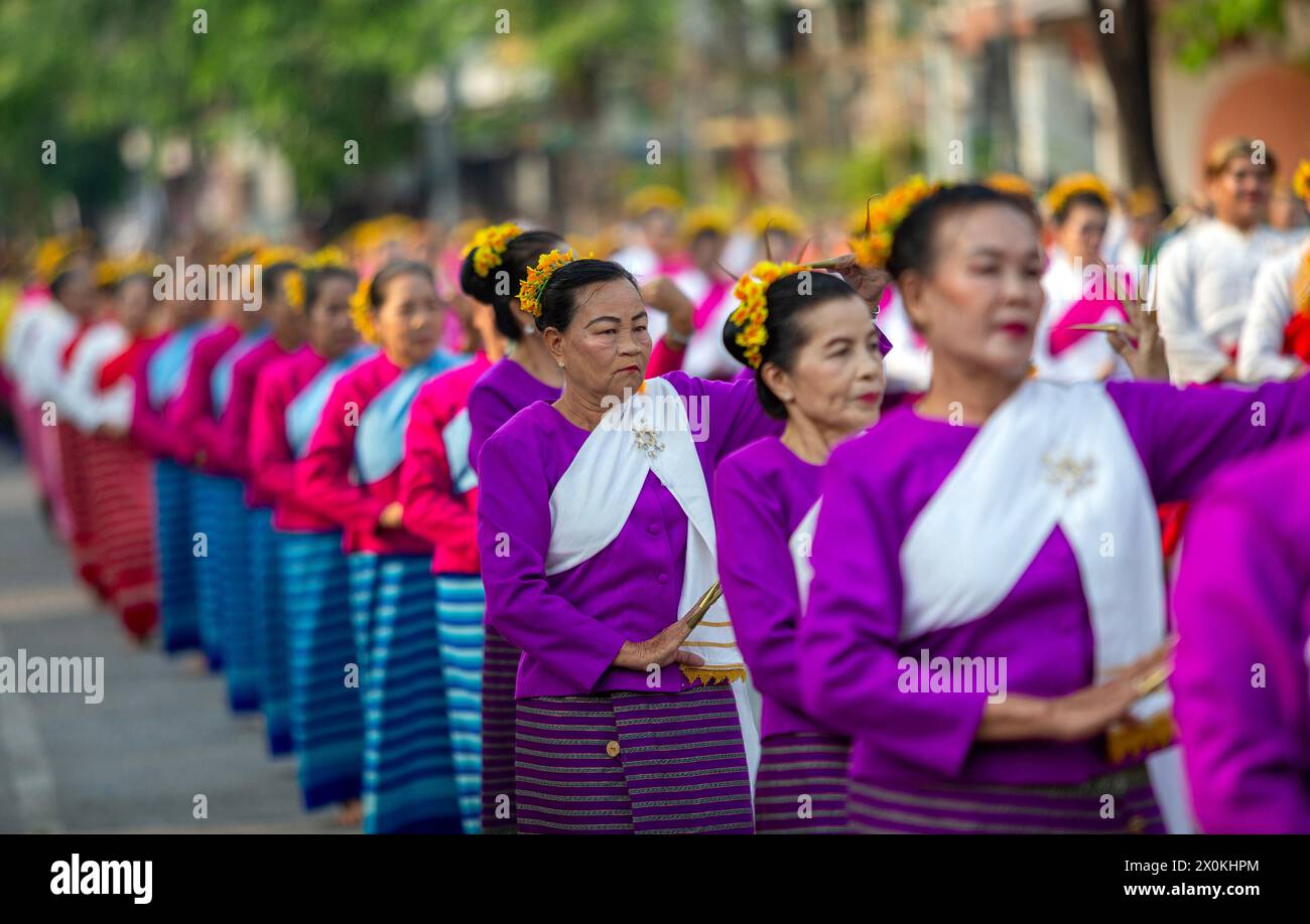 Chiang Mai, Thailand. April 2024. Thailändische Darsteller in traditionellen Kostümen führen den thailändischen Lanna-Tanz während der Feierlichkeiten zum 728. Jahrestag der Stadt Chiang Mai auf. Die Stadt Chiang Mai wurde am 12. April 1296 von den drei Königen König Mangrai, König Ngam Mueang und König RAM Khamhaeng gegründet. (Credit Image: © Pongmanat Tasiri/SOPA Images via ZUMA Press Wire) NUR REDAKTIONELLE VERWENDUNG! Nicht für kommerzielle ZWECKE! Quelle: ZUMA Press, Inc./Alamy Live News Stockfoto