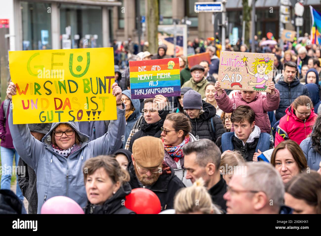 Schülerdemonstration gegen Rechtsextremismus unter dem Motto „Schule bleibt Bunt“ protestieren über 2500 Schüler, Eltern und Lehrer gegen Rig Stockfoto