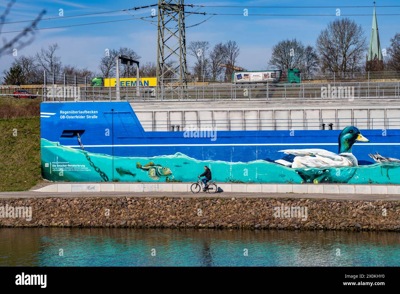 Regenwasserüberlaufbecken an der Osterfelder Straße in Oberhausen, am Rhein-Herne-Kanal und der dahinter liegende Emscher auf der Emscherinsel, wo sauber Stockfoto