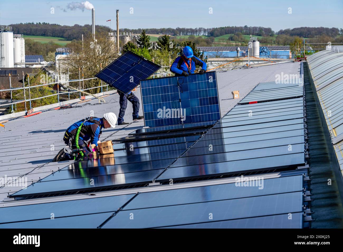 Installation von Solarmodulen auf dem Dach eines Gewerbeunternehmens werden über 400 Photovoltaik-Module auf dem Dach installiert, NRW, Deutschland Stockfoto