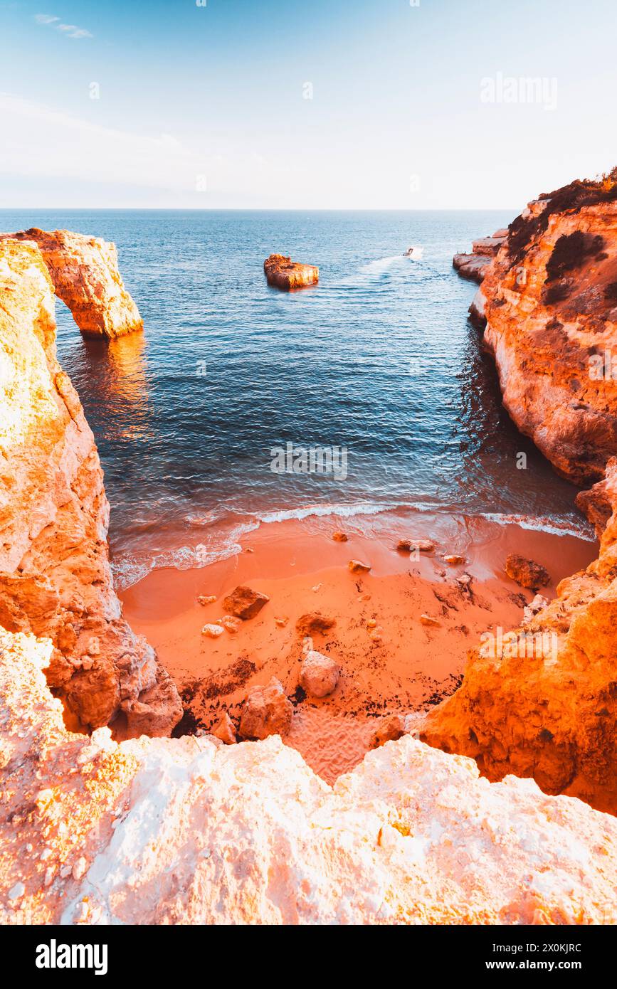 Malerische Bucht an der Algarve in Portugal in der warmen Abendsonne Stockfoto