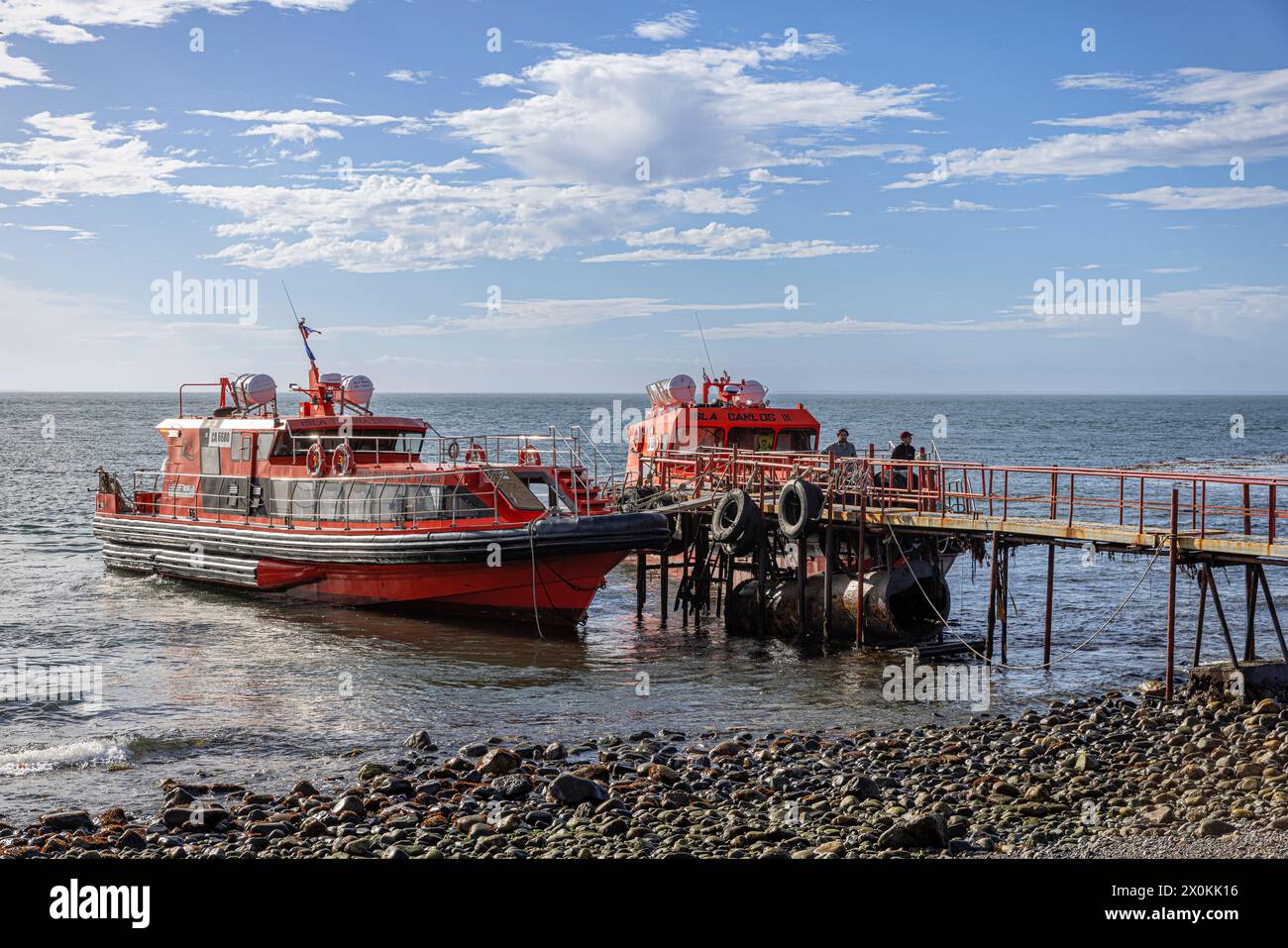 Bootssteg mit Ausflugsbooten. Isla Magdalena, Magallanes y la Antarktica Chilena, Chile. Stockfoto