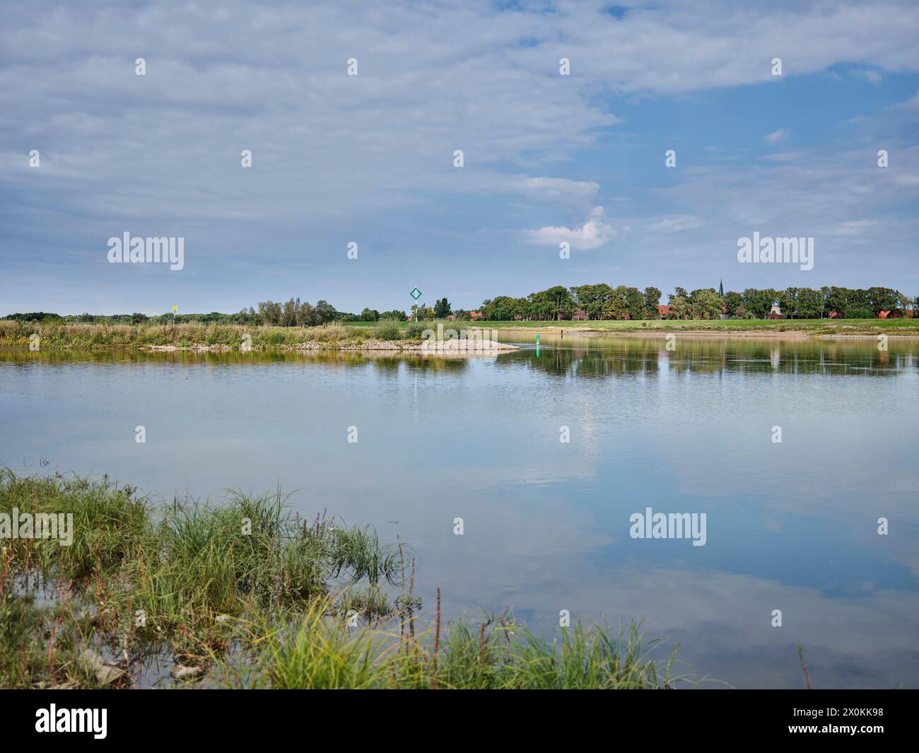 Westufer der Elbe bei Dömitz, Wolken im Wasser, ruhige und idyllische Landschaft Stockfoto