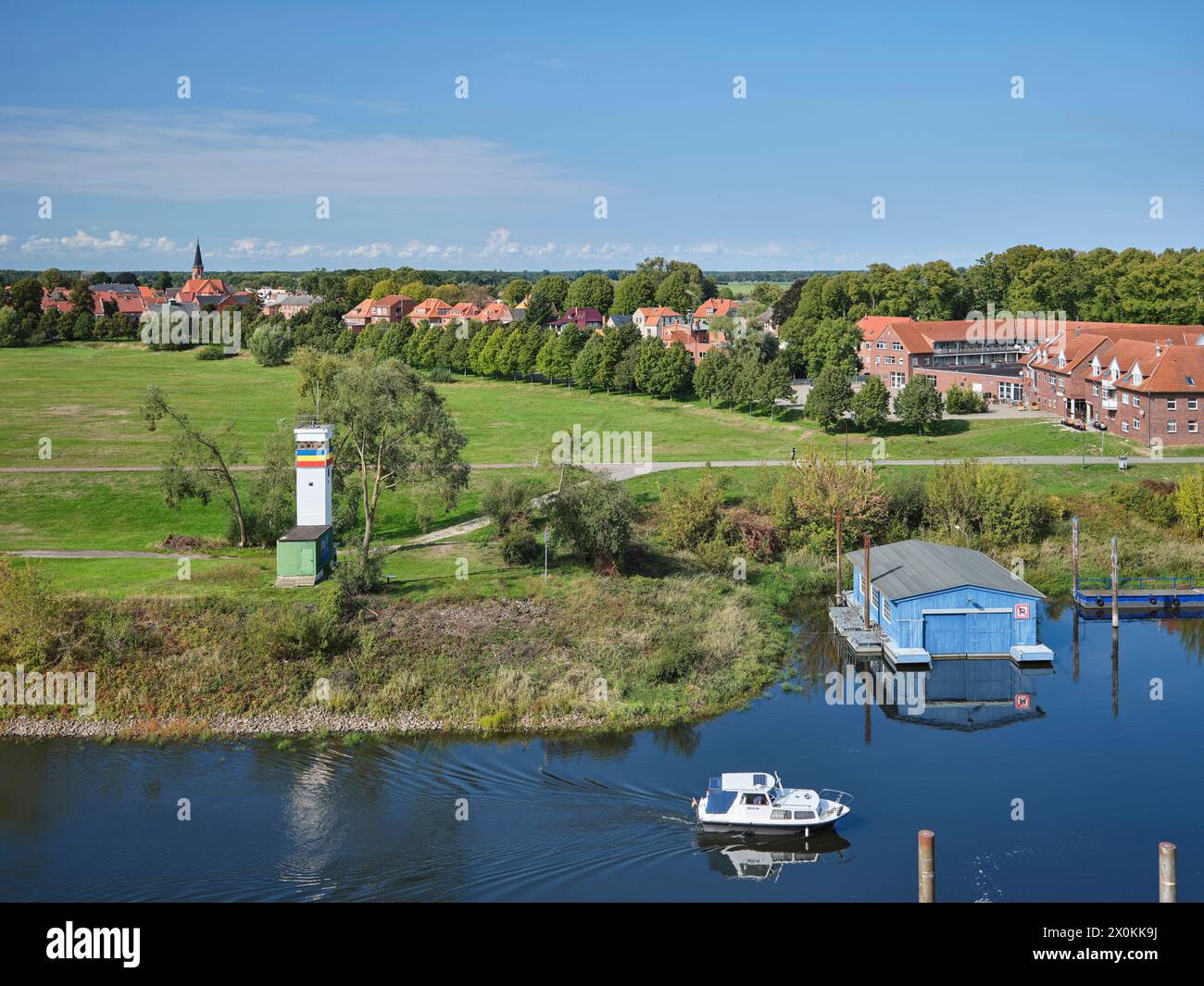 Dömitzer Hafen und Jachthafen an Elbe und Elde, alter Wachturm der ehemaligen Grenzschutzbeamten der innerdeutschen Grenze, einfahrendes Boot Stockfoto
