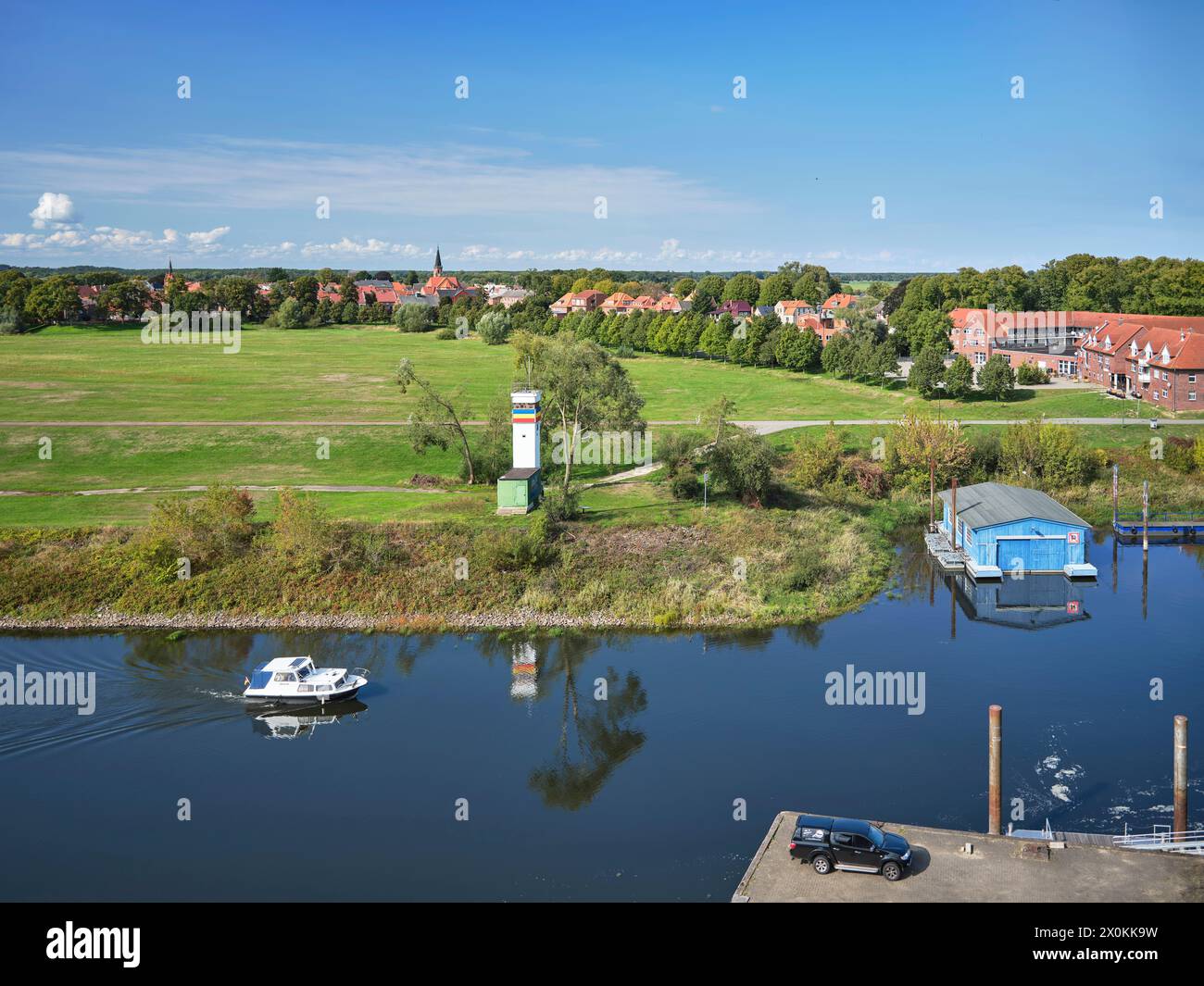 Dömitzer Hafen und Jachthafen an Elbe und Elde, alter Wachturm der ehemaligen Grenzschutzbeamten der innerdeutschen Grenze, einfahrendes Boot Stockfoto