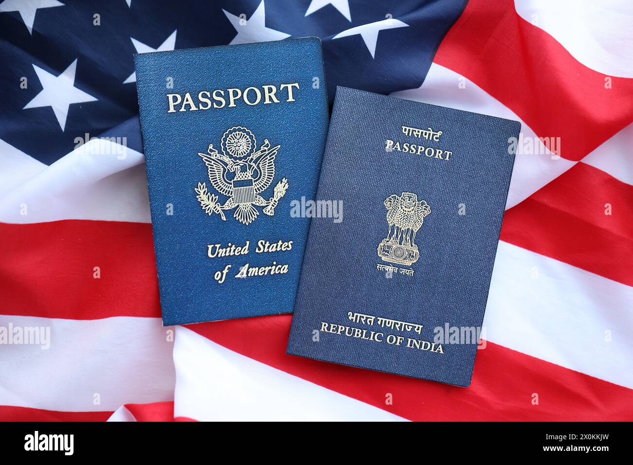 Pass von Indien mit US Pass auf Vereinigte Staaten von Amerika gefaltete Flagge aus nächster Nähe Stockfoto