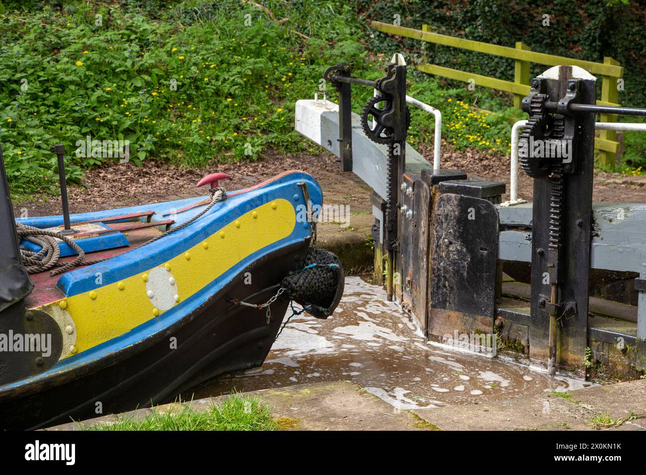 Nahaufnahme eines Kanalschmalboots, das sich einem Schleusentor am Shropshire union Kanal bei Audlem Cheshire England nähert Stockfoto