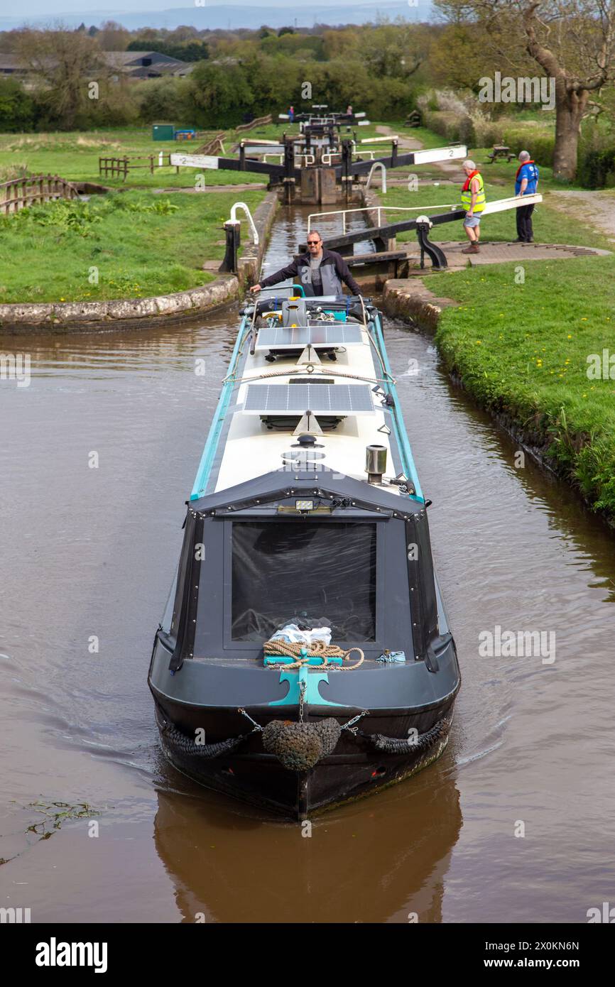 Canal Narrowboat fährt durch die Schleusen des Llangollen-Kanals bei Hurleston Junction in der Nähe von Nantwich Cheshire England UK Stockfoto