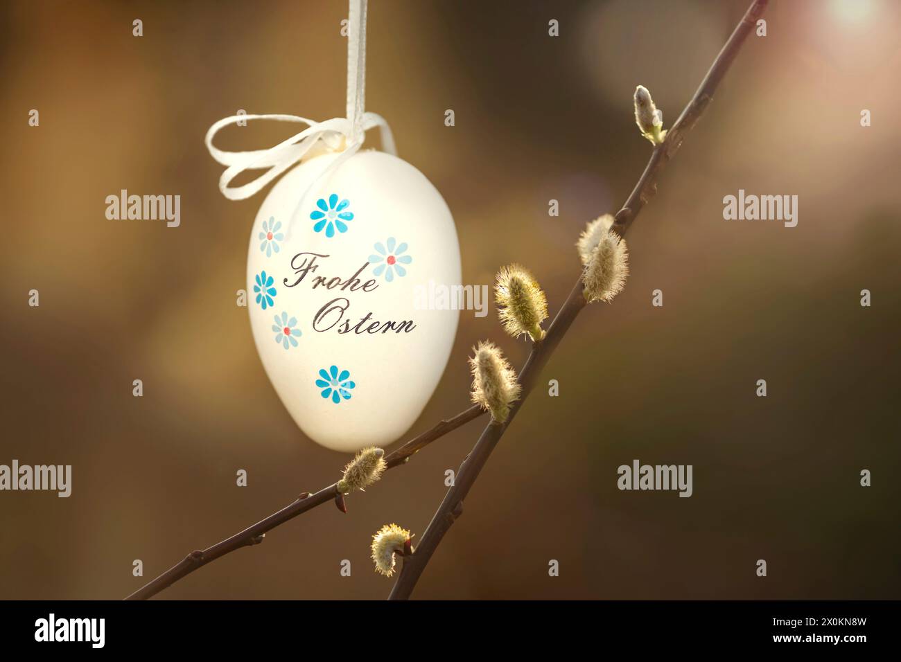 Osterei mit Schrift und blauen Blumen Stockfoto