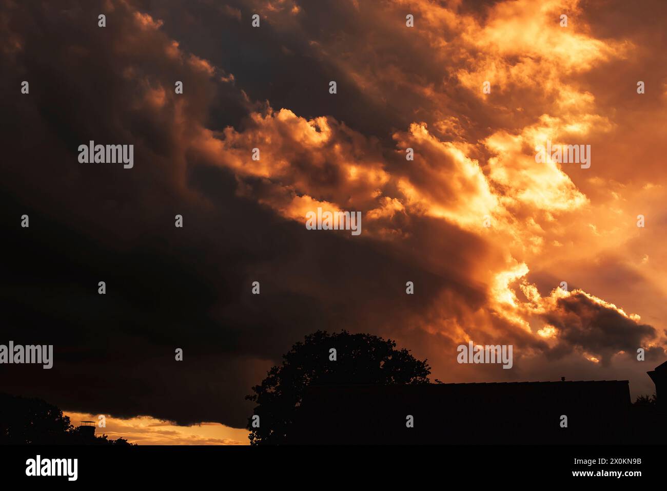 Feuriger roter Himmel mit Wolken Stockfoto