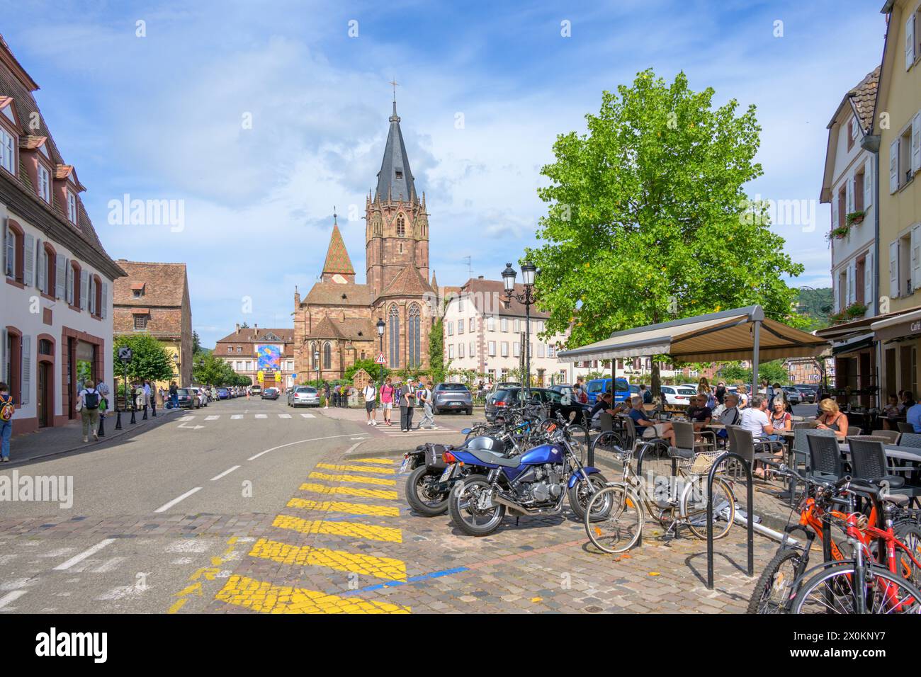 Frankreich, Elsass, Wissembourg, Blick auf die Abteikirche St. Peter und Paul. Stockfoto