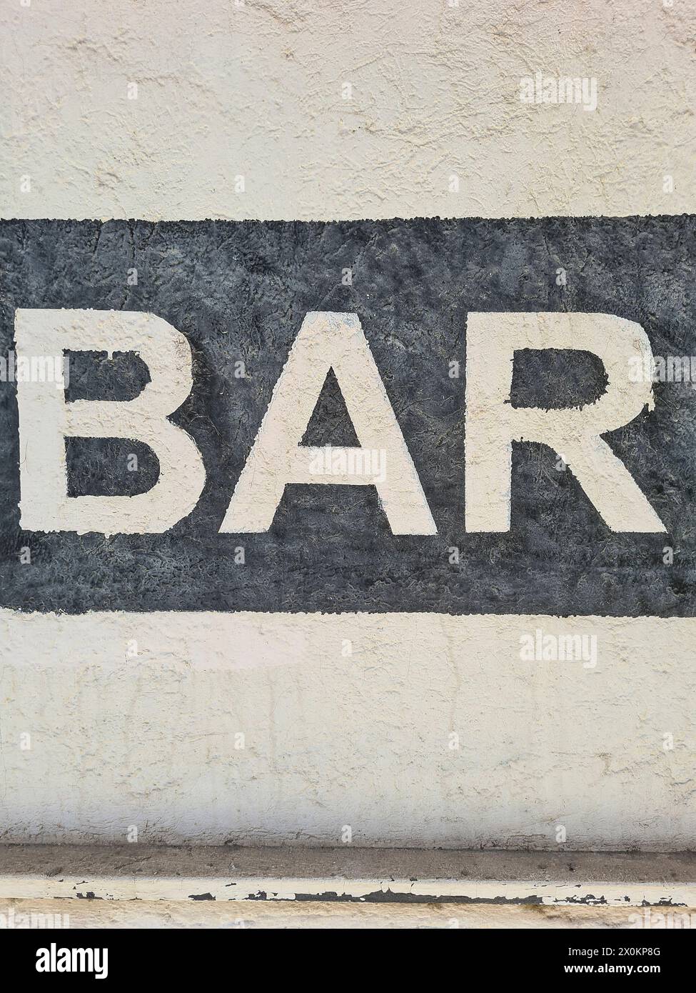 Weiße Hauswand mit den bemalten Buchstaben B A R, Werbung für eine Bar, Barschild, Mallorca, Spanien Stockfoto