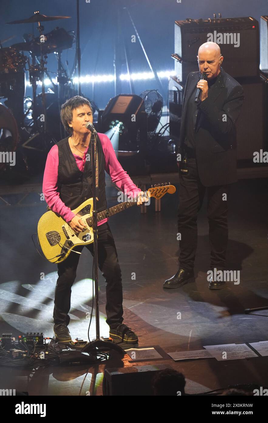 Johnny Marr (links) mit Neil Tennant tritt auf der Bühne im Eventim Apollo in Hammersmith, West London, während seiner Spirit Power Tour auf. Bilddatum: Freitag, 12. April 2024. Stockfoto
