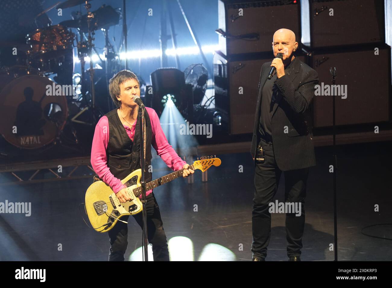 Johnny Marr (links) mit Neil Tennant tritt auf der Bühne im Eventim Apollo in Hammersmith, West London, während seiner Spirit Power Tour auf. Bilddatum: Freitag, 12. April 2024. Stockfoto