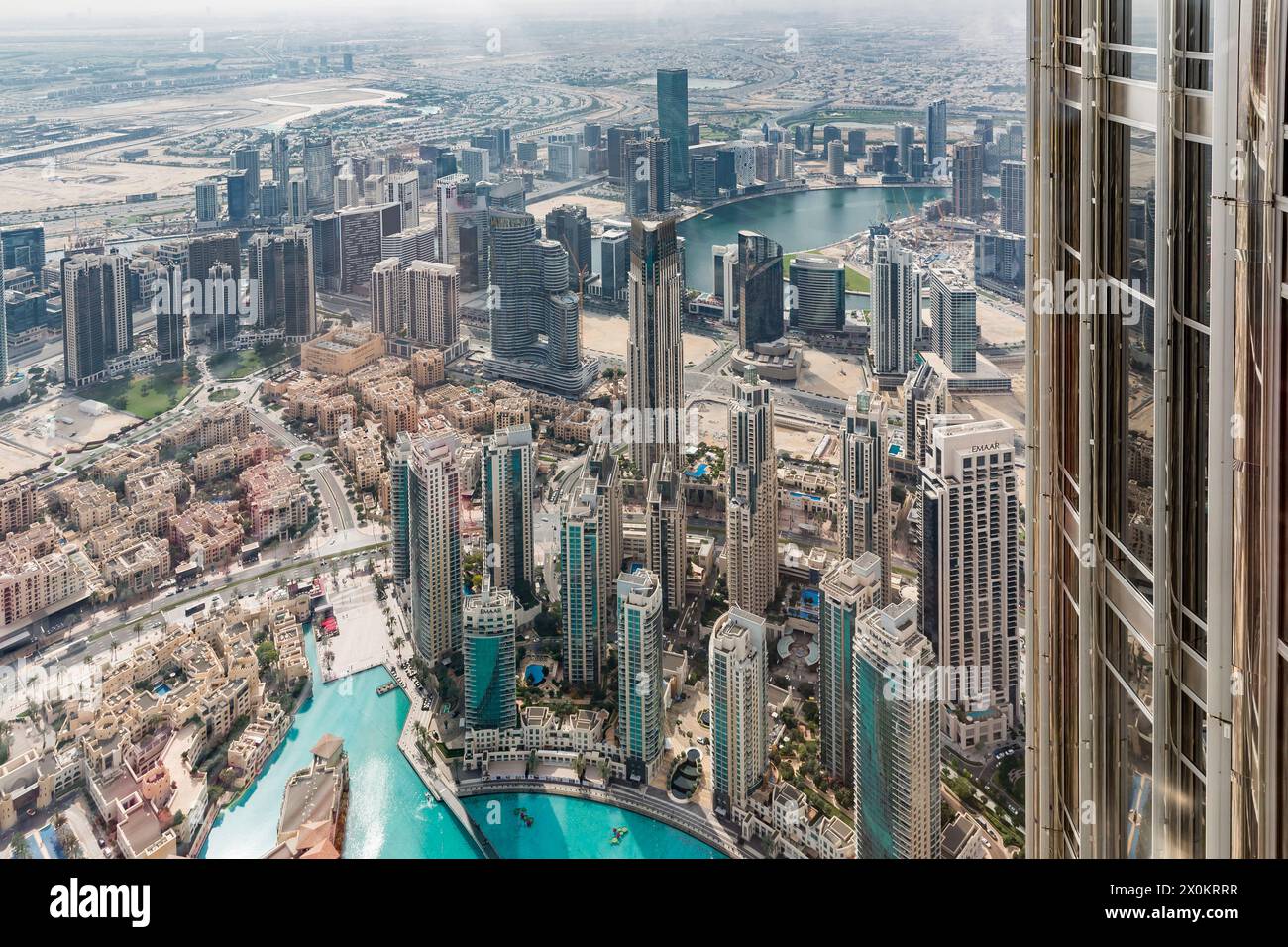 Blick auf die Skylines von der Besucherplattform in The Top im 124. Stock, in einer Höhe von 450 m, Burj Khalifa, das höchste Gebäude der Welt, 830 m hoch, Wolkenkratzer, Skyline, Dubai, Vereinigte Arabische Emirate, Naher Osten, Asien Stockfoto