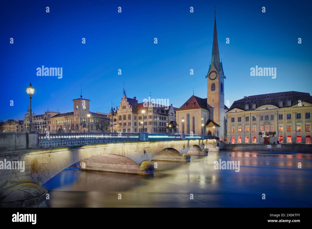 Foto der Uferpromenade von Zürich Schweiz zur blauen Stunde. Stockfoto