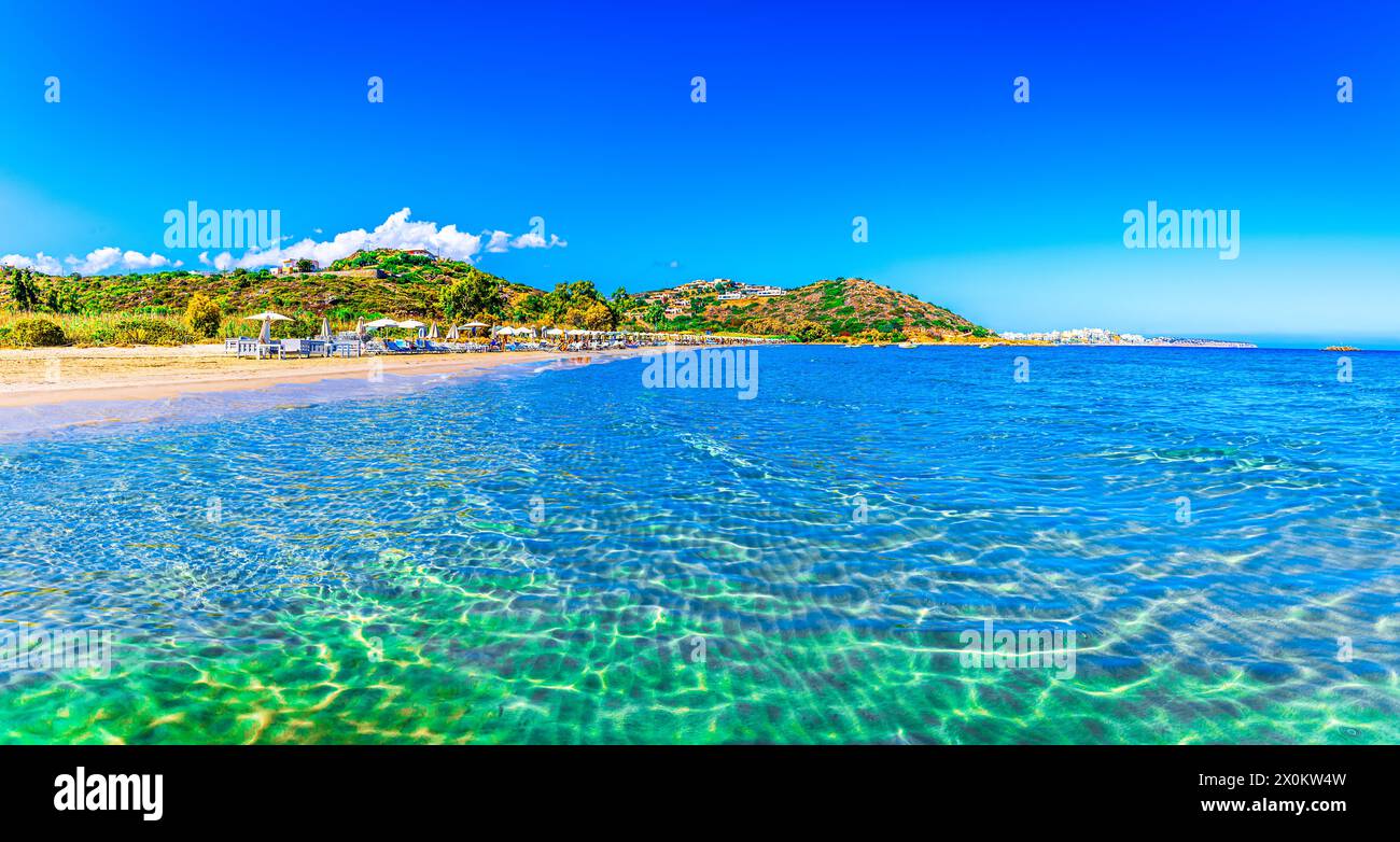 Almyros Beach, Kreta, Griechenland: Naturlandschaftblick auf wunderschönen Strand und Meer an einem sonnigen Tag in der Nähe von Agios Nikolaos, Europa Stockfoto