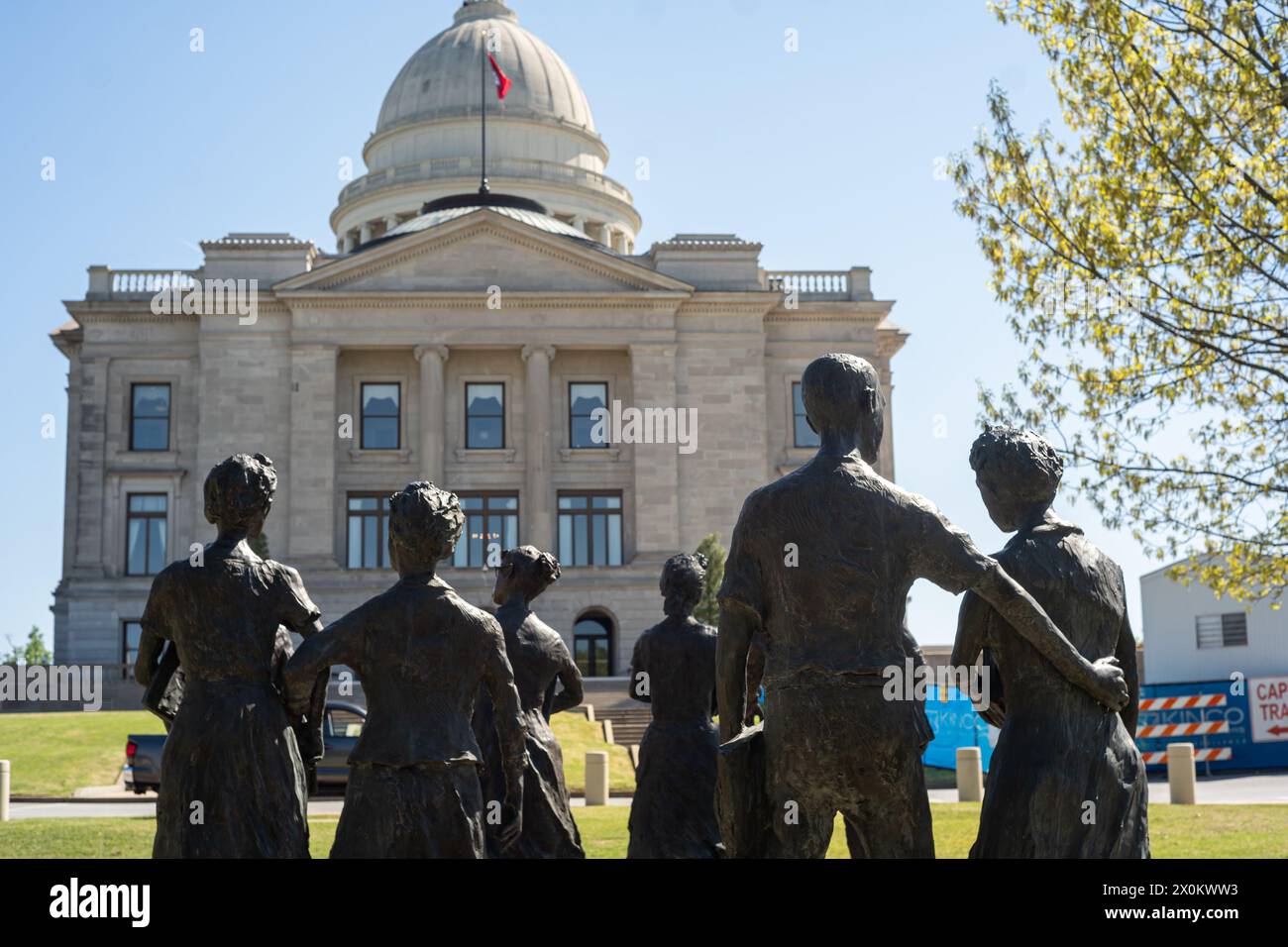 5. April 2024, Little Rock, Arkansas, USA: Stautes of the Little Rock Nine (Ernest Green, Elizabeth Eckford, Jefferson Thomas, Terrence Roberts, Carlotta Walls Lanier, Minnijean Brown, Gloria Ray Karlmark, Thelma Mothershed und Melba Pattillo Beals) werden auf dem Gelände des Little Rock State House in Little Rock, Arkansas, gezeigt. Im Jahr 1954 wurde in der Rechtssache Brown gegen das Board of Education entschieden, dass alle öffentlichen Schulen entgliedert werden. Am 2. September 1957, in der Nacht vor dem ersten Tag der Teenager in Central High Classrooms, ordnete der Gouverneur von Arkansas Orval Faubus die Nati des Staates an Stockfoto