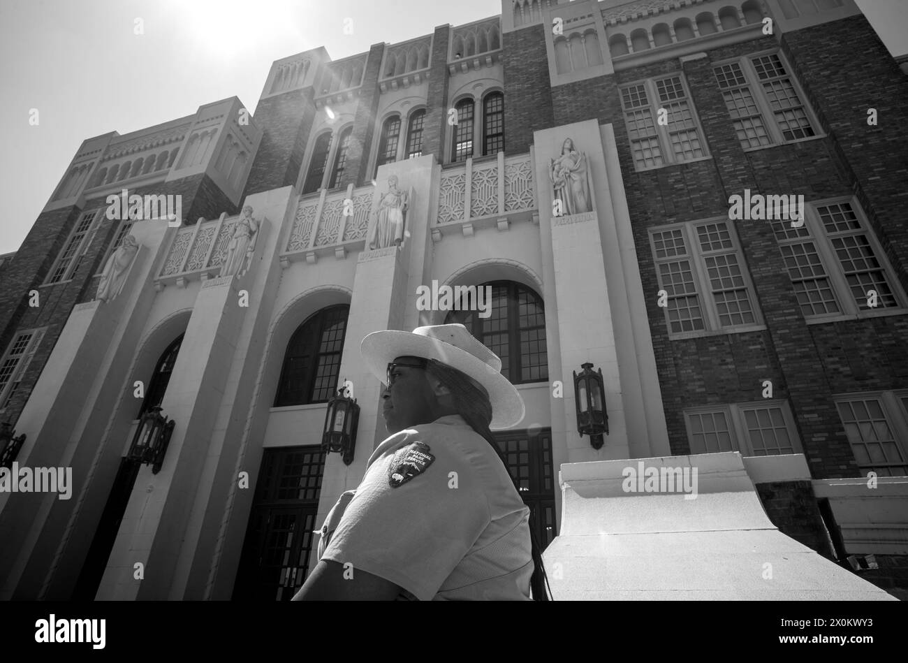 5. April 2024, Little Rock, Arkansas, USA: Visistors besuchen die Central High School in Little Rock, Arkansas. Im Jahr 1954 wurde in der Rechtssache Brown gegen das Board of Education entschieden, dass alle öffentlichen Schulen entgliedert werden. Am 2. September 1957, eine Nacht vor dem ersten Tag der Teenager in Central High Classrooms, ordnete der Gouverneur von Arkansas Orval Faubus der Nationalgarde an, neun Black Students den Zutritt zur Central High School zu sperren. (Kreditbild: © Brian Branch Price/ZUMA Press Wire) NUR REDAKTIONELLE VERWENDUNG! Nicht für Commerci Stockfoto