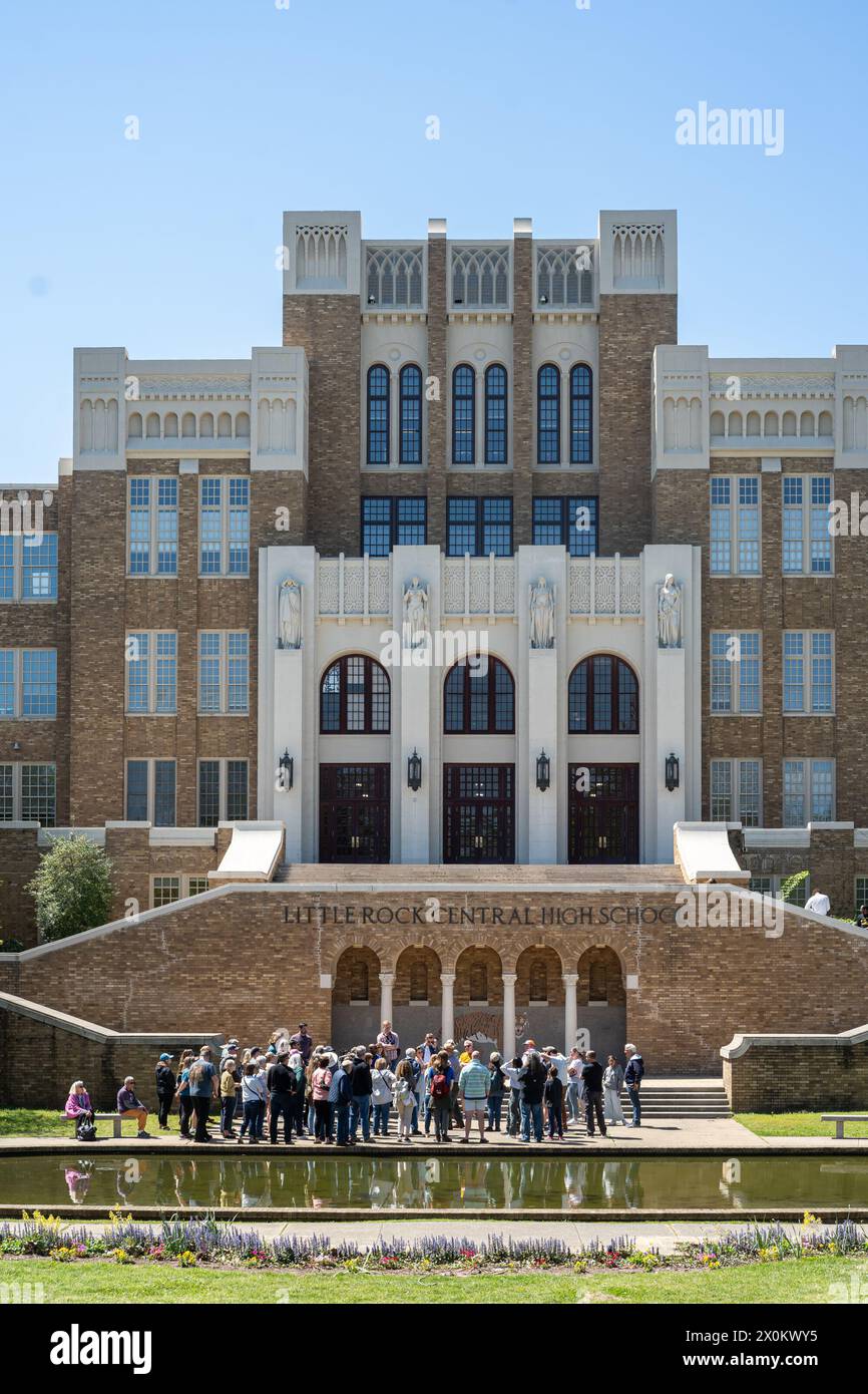 5. April 2024, Little Rock, Arkansas, USA: Visistors besuchen die Central High School in Little Rock, Arkansas. Im Jahr 1954 wurde in der Rechtssache Brown gegen das Board of Education entschieden, dass alle öffentlichen Schulen entgliedert werden. Am 2. September 1957, eine Nacht vor dem ersten Tag der Teenager in Central High Classrooms, ordnete der Gouverneur von Arkansas Orval Faubus der Nationalgarde an, neun Black Students den Zutritt zur Central High School zu sperren. (Kreditbild: © Brian Branch Price/ZUMA Press Wire) NUR REDAKTIONELLE VERWENDUNG! Nicht für Commerci Stockfoto