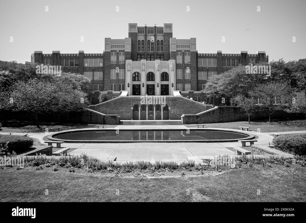 5. April 2024, Little Rock, Arkansas, USA: Visistors besuchen die Central High School in Little Rock, Arkansas. Im Jahr 1954 wurde in der Rechtssache Brown gegen das Board of Education entschieden, dass alle öffentlichen Schulen entgliedert werden. Am 2. September 1957, eine Nacht vor dem ersten Tag der Teenager in Central High Classrooms, ordnete der Gouverneur von Arkansas Orval Faubus der Nationalgarde an, neun Black Students den Zutritt zur Central High School zu sperren. (Kreditbild: © Brian Branch Price/ZUMA Press Wire) NUR REDAKTIONELLE VERWENDUNG! Nicht für Commerci Stockfoto