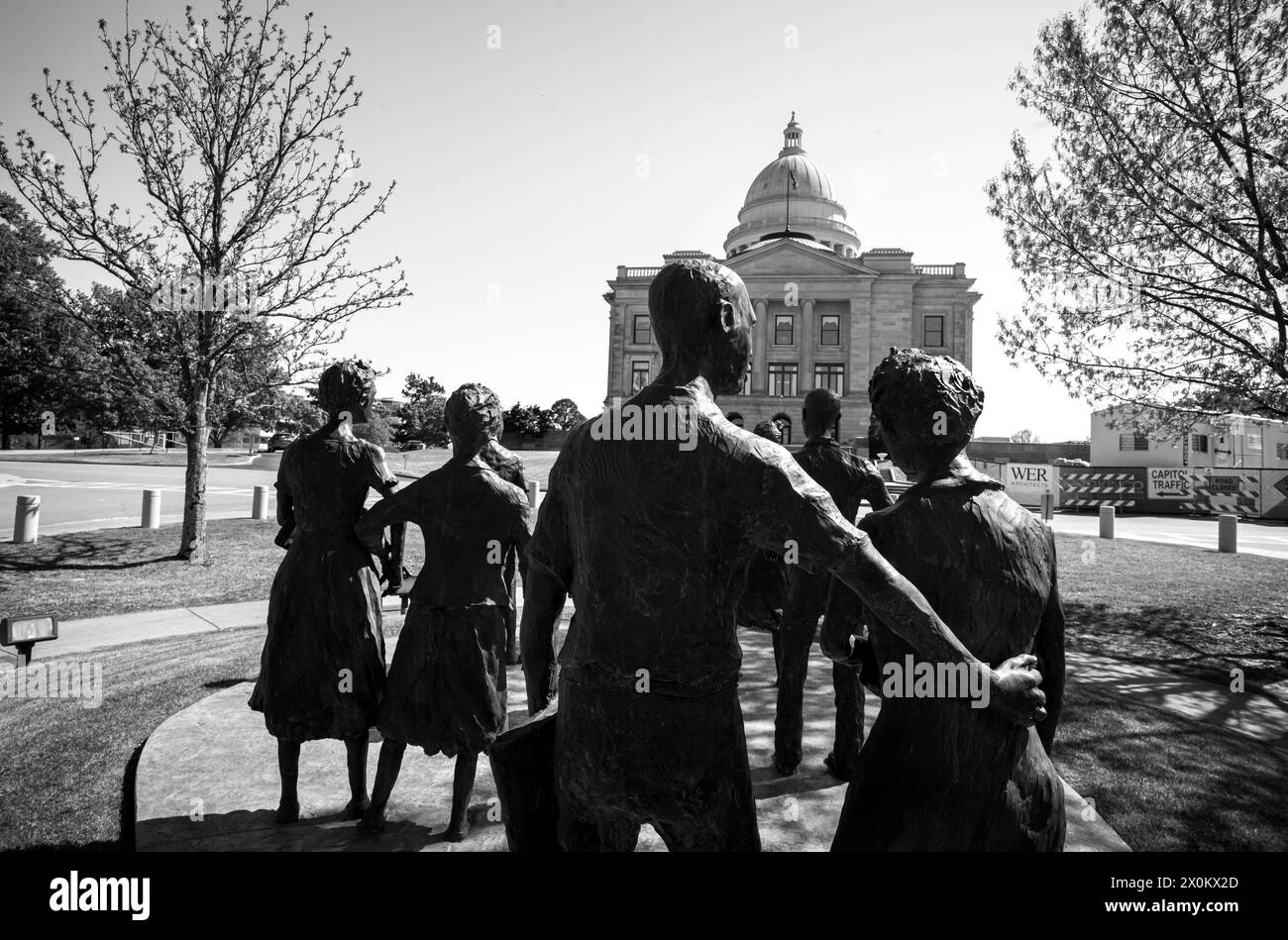 5. April 2024, Little Rock, Arkansas, USA: Stautes of the Little Rock Nine (Ernest Green, Elizabeth Eckford, Jefferson Thomas, Terrence Roberts, Carlotta Walls Lanier, Minnijean Brown, Gloria Ray Karlmark, Thelma Mothershed und Melba Pattillo Beals) werden auf dem Gelände des Little Rock State House in Little Rock, Arkansas, gezeigt. Im Jahr 1954 wurde in der Rechtssache Brown gegen das Board of Education entschieden, dass alle öffentlichen Schulen entgliedert werden. Am 2. September 1957, in der Nacht vor dem ersten Tag der Teenager in Central High Classrooms, ordnete der Gouverneur von Arkansas Orval Faubus die Nati des Staates an Stockfoto