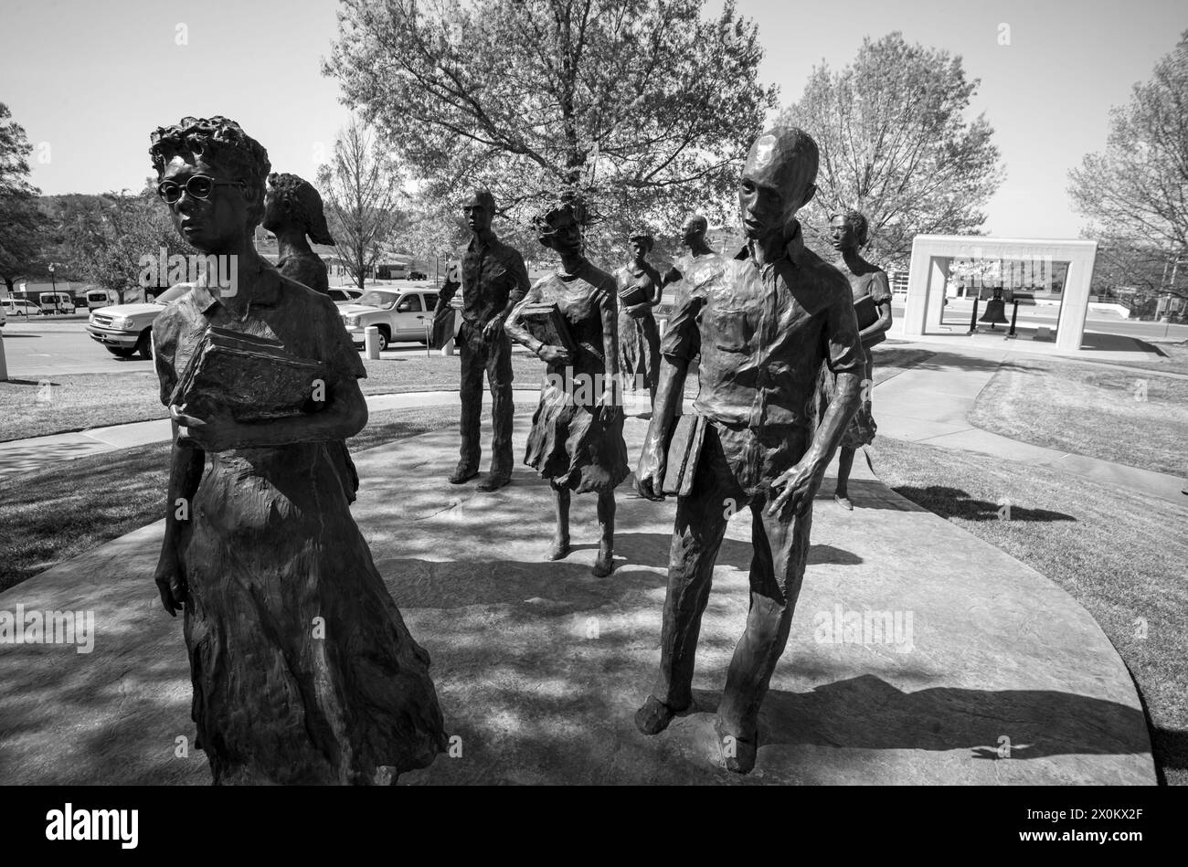 5. April 2024, Little Rock, Arkansas, USA: Stautes of the Little Rock Nine (Ernest Green, Elizabeth Eckford, Jefferson Thomas, Terrence Roberts, Carlotta Walls Lanier, Minnijean Brown, Gloria Ray Karlmark, Thelma Mothershed und Melba Pattillo Beals) werden auf dem Gelände des Little Rock State House in Little Rock, Arkansas, gezeigt. Im Jahr 1954 wurde in der Rechtssache Brown gegen das Board of Education entschieden, dass alle öffentlichen Schulen entgliedert werden. Am 2. September 1957, in der Nacht vor dem ersten Tag der Teenager in Central High Classrooms, ordnete der Gouverneur von Arkansas Orval Faubus die Nati des Staates an Stockfoto