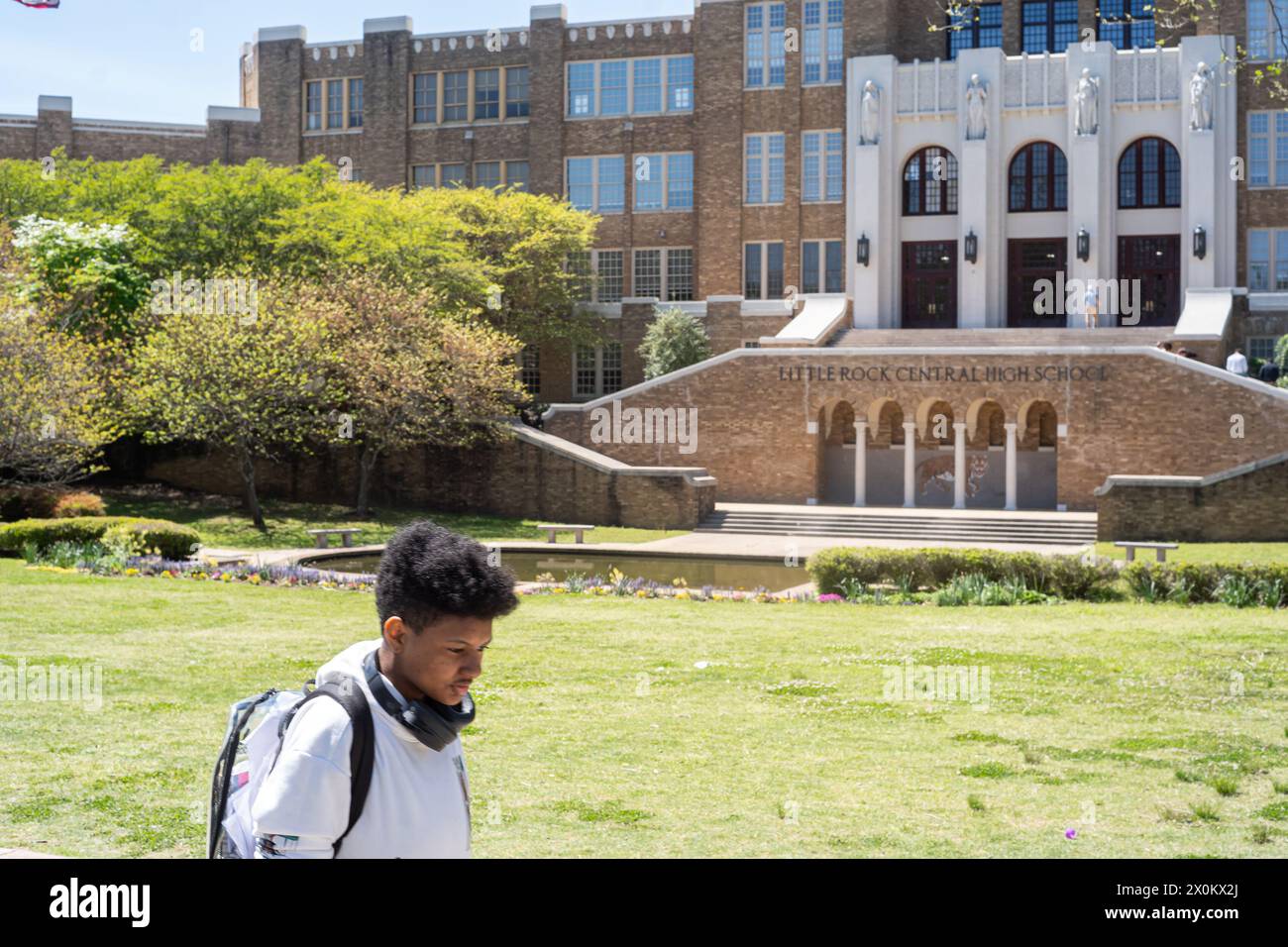 Little Rock, Arkansas, USA. April 2024. Ein Schüler geht an der Central High School in Little Rock, Arkansas vorbei. Im Jahr 1954 wurde in der Rechtssache Brown gegen das Board of Education entschieden, dass alle öffentlichen Schulen entgliedert werden. Am 2. September 1957, eine Nacht vor dem ersten Tag der Teenager in Central High Classrooms, ordnete der Gouverneur von Arkansas Orval Faubus der Nationalgarde an, neun Black Students den Zutritt zur Central High School zu sperren. (Kreditbild: © Brian Branch Price/ZUMA Press Wire) NUR REDAKTIONELLE VERWENDUNG! Nicht für kommerzielle Zwecke Stockfoto