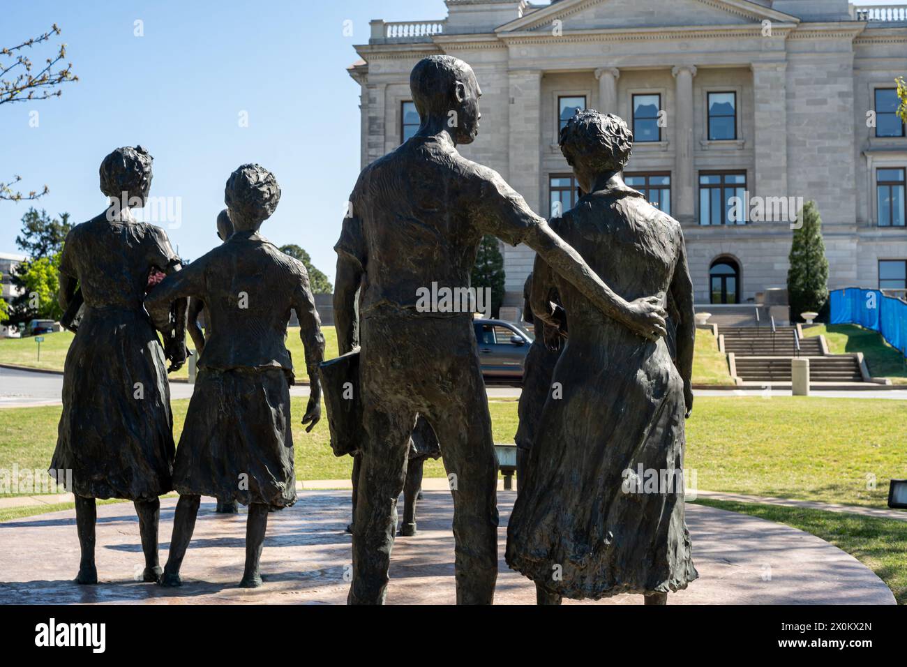 5. April 2024, Little Rock, Arkansas, USA: Stautes of the Little Rock Nine (Ernest Green, Elizabeth Eckford, Jefferson Thomas, Terrence Roberts, Carlotta Walls Lanier, Minnijean Brown, Gloria Ray Karlmark, Thelma Mothershed und Melba Pattillo Beals) werden auf dem Gelände des Little Rock State House in Little Rock, Arkansas, gezeigt. Im Jahr 1954 wurde in der Rechtssache Brown gegen das Board of Education entschieden, dass alle öffentlichen Schulen entgliedert werden. Am 2. September 1957, in der Nacht vor dem ersten Tag der Teenager in Central High Classrooms, ordnete der Gouverneur von Arkansas Orval Faubus die Nati des Staates an Stockfoto