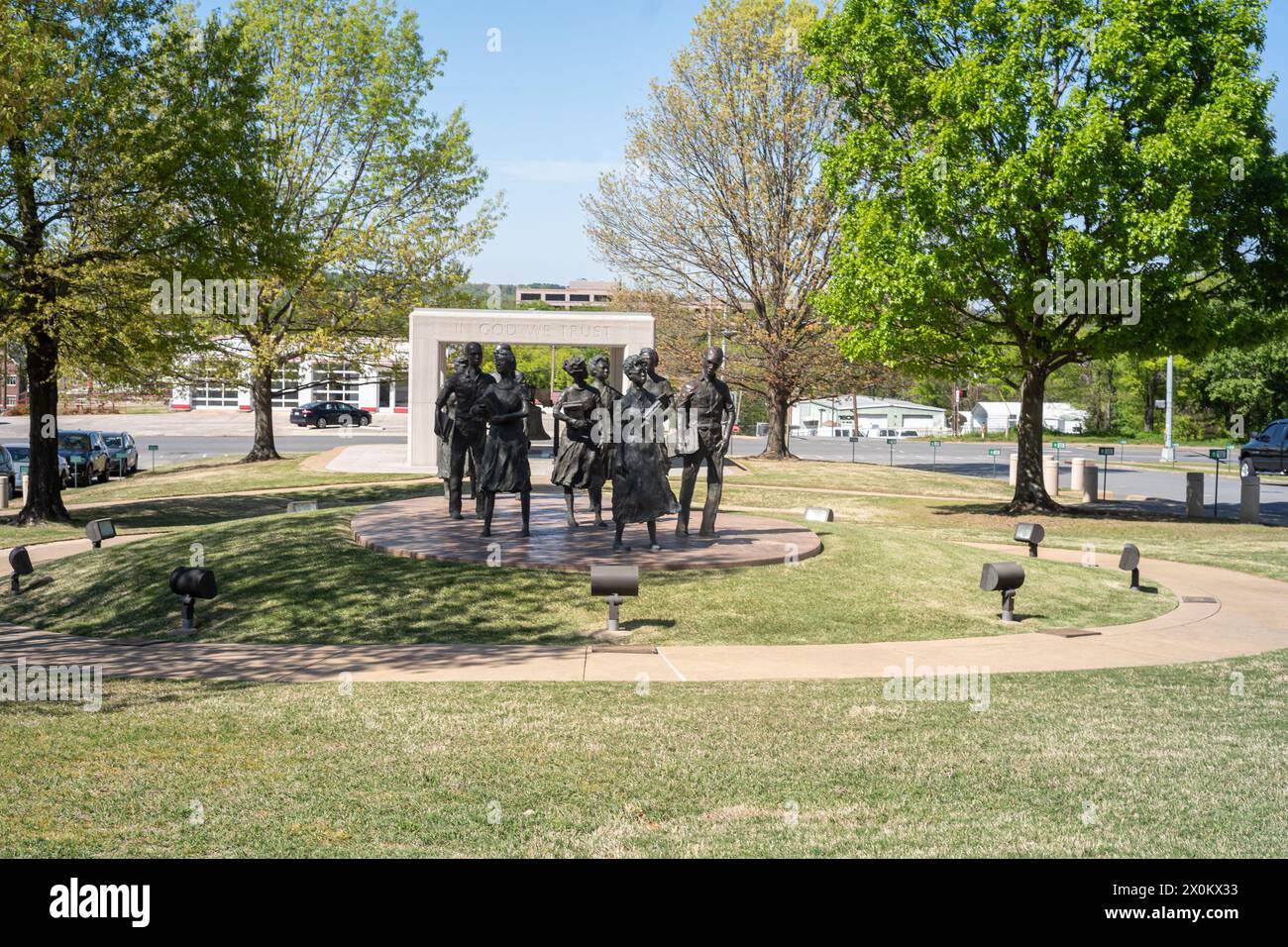 5. April 2024, Little Rock, Arkansas, USA: Stautes of the Little Rock Nine (Ernest Green, Elizabeth Eckford, Jefferson Thomas, Terrence Roberts, Carlotta Walls Lanier, Minnijean Brown, Gloria Ray Karlmark, Thelma Mothershed und Melba Pattillo Beals) werden auf dem Gelände des Little Rock State House in Little Rock, Arkansas, gezeigt. Im Jahr 1954 wurde in der Rechtssache Brown gegen das Board of Education entschieden, dass alle öffentlichen Schulen entgliedert werden. Am 2. September 1957, in der Nacht vor dem ersten Tag der Teenager in Central High Classrooms, ordnete der Gouverneur von Arkansas Orval Faubus die Nati des Staates an Stockfoto