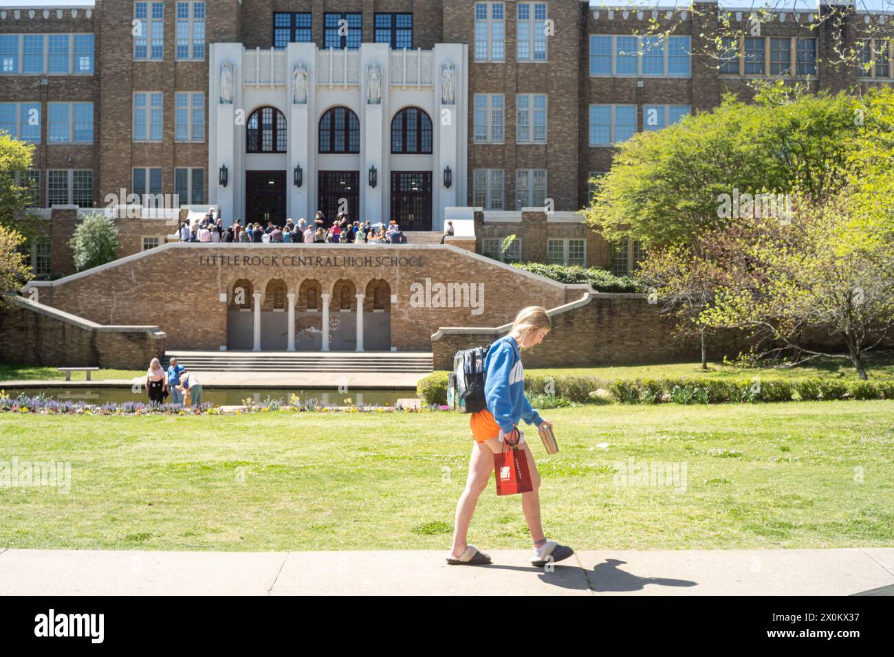 Little Rock, Arkansas, USA. April 2024. Ein Schüler geht an der Central High School in Little Rock, Arkansas vorbei. Im Jahr 1954 wurde in der Rechtssache Brown gegen das Board of Education entschieden, dass alle öffentlichen Schulen entgliedert werden. Am 2. September 1957, eine Nacht vor dem ersten Tag der Teenager in Central High Classrooms, ordnete der Gouverneur von Arkansas Orval Faubus der Nationalgarde an, neun Black Students den Zutritt zur Central High School zu sperren. (Kreditbild: © Brian Branch Price/ZUMA Press Wire) NUR REDAKTIONELLE VERWENDUNG! Nicht für kommerzielle Zwecke Stockfoto